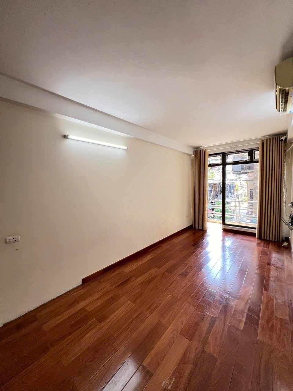 Trong ngõ nhưng không lép vế – ô tô đỗ cửa Nguyễn Trãi