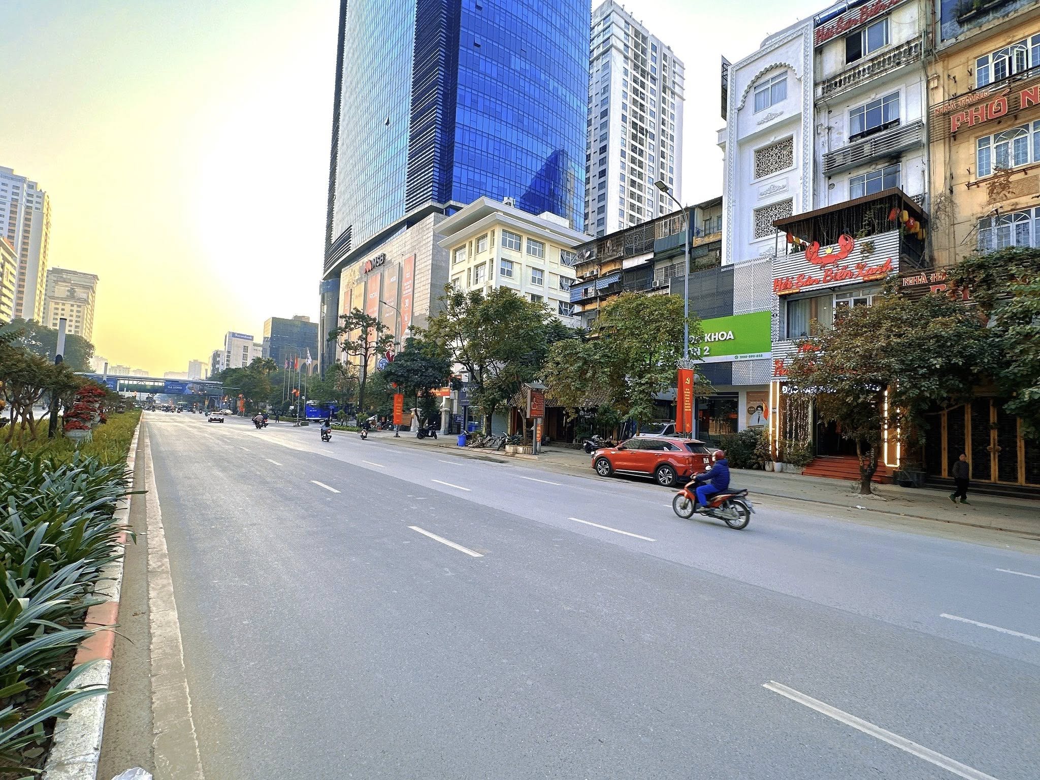 MẶT PHỐ, NGUYỄN CHÍ THANH-ĐỐNG ĐA-VỈA HÈ-KD-TM: 115M X8T, MT 5,2M, GIÁ 68 TỶ