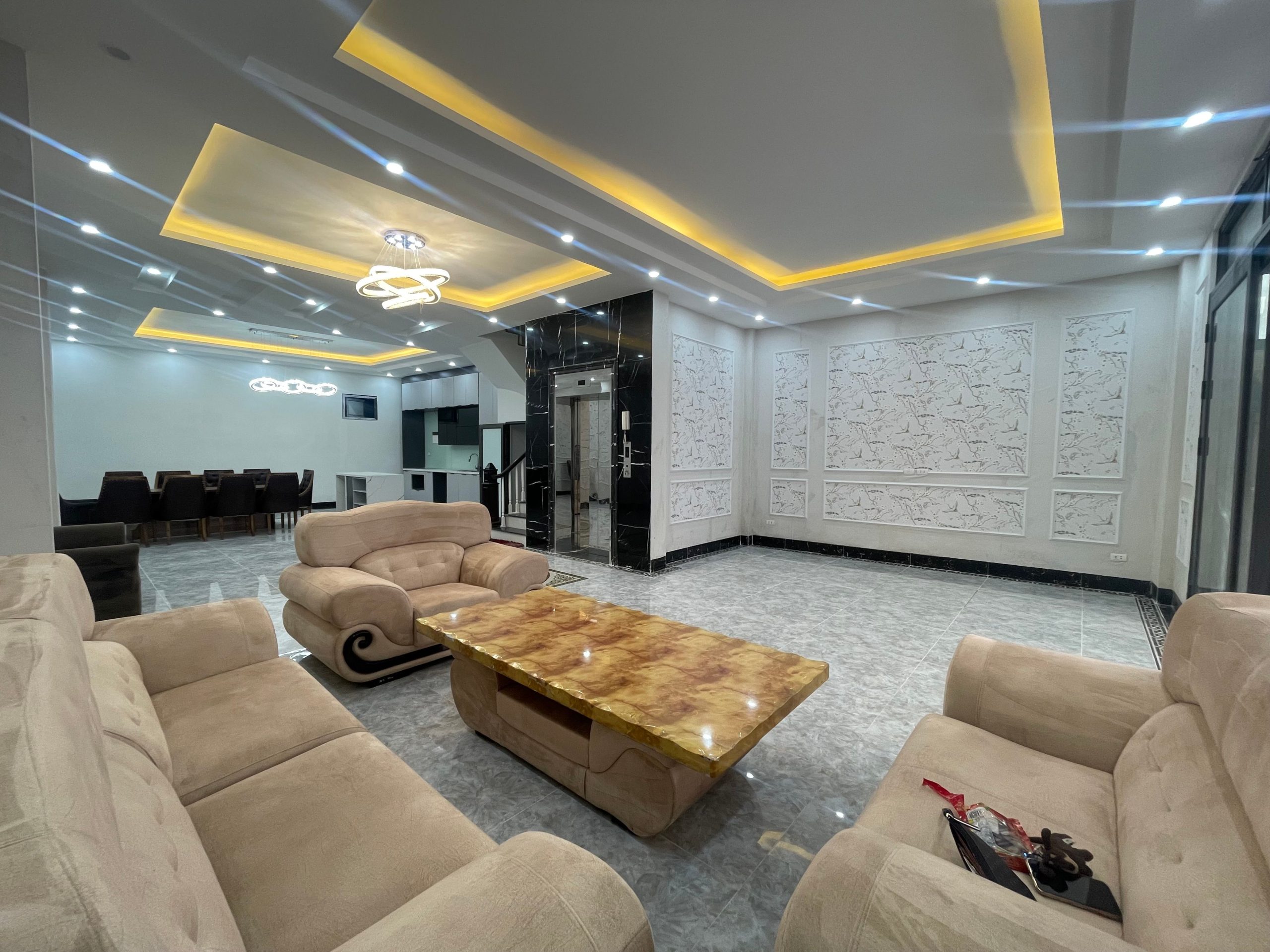 SIÊU PHẨM NGUYỄN VĂN CỪ – DIỆN TÍCH LỚN – MẶT TIỀN 8M – Ô TÔ VÀO NHÀ