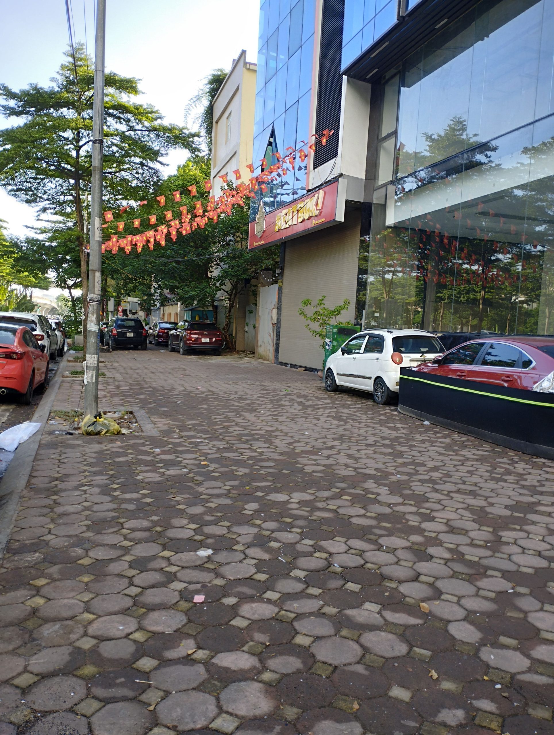 TÒA NHÀ VĂN PHÒNG HẠNG A – LÔ GÓC MẶT PHỐ ĐƯỜNG LÁNG – TRUNG TÂM 3 QUẬN – DOANH THU 8,4 TỶ/NĂM