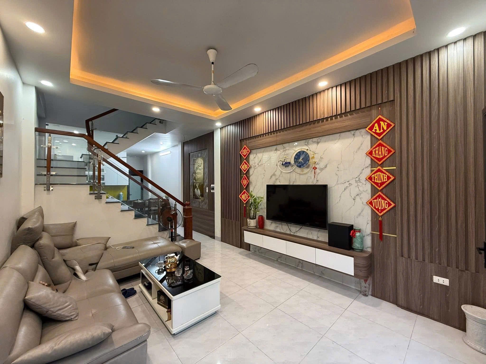 Bán nhà đẹp 6 phòng ngủ, 2 mặt thoáng, gần ĐH Y Hà Nội, Kinh Tế Quốc Dân - Vương Thừa Vũ