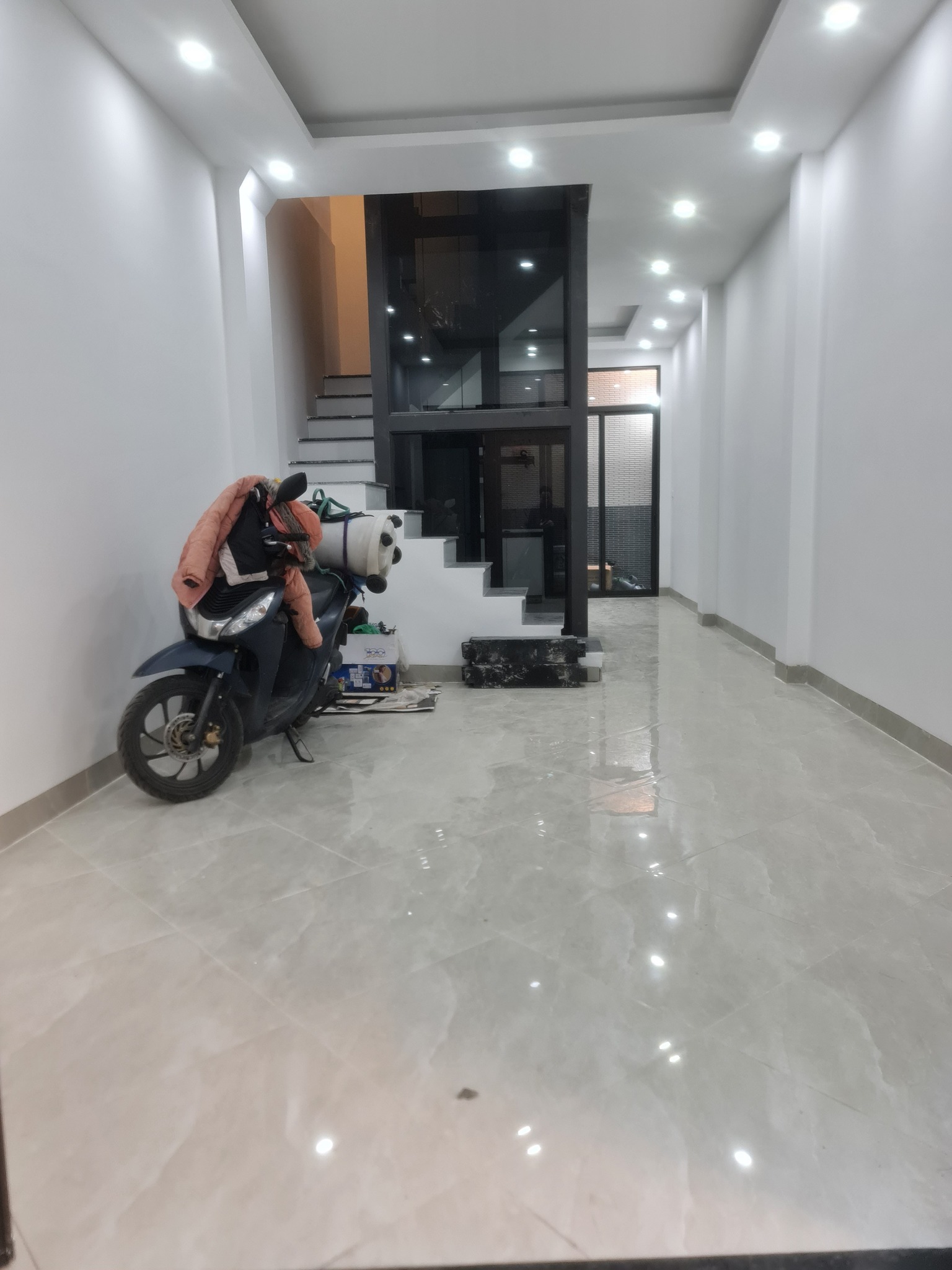 - Bán nhà ngõ phố Trần Khát Chân, Hai Bà Trưng. Nhà mới 5 tầng, DT 42m, Mặt tiền 3.7m, Giá 11.9 tỷ