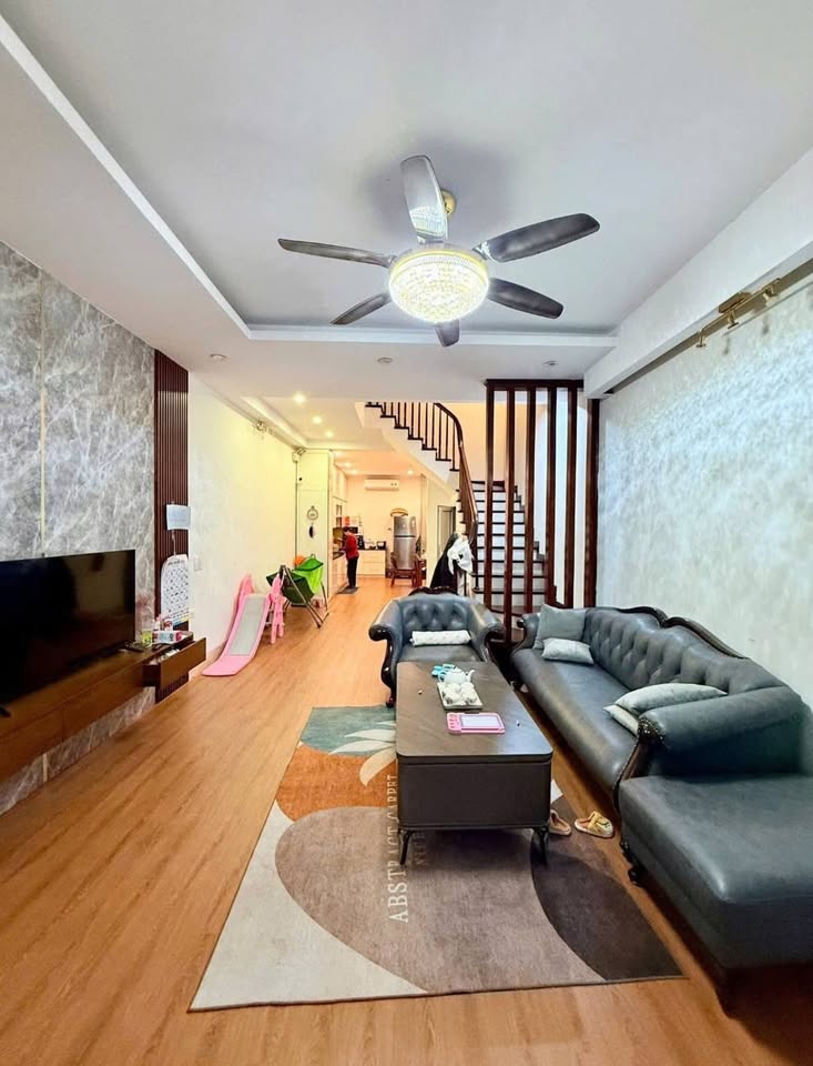 HIẾM ! Nhà riêng phố Nguyễn Chí Thanh, cạnh Đài Truyền Hình Việt Nam, ngõ thông kinh doanh, 2 mặt thoáng trước sau, giá cực tốt cho nhà đầu tư.