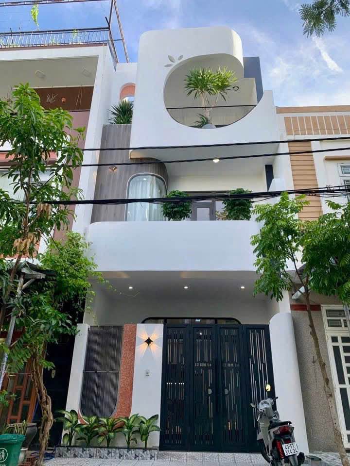 Bán nhà đẹp phố VIP HBT trước nhà ôtô tránh, dừng đỗ thỏa mái. DT 71m x 4 tầng, ở luôn,nội thất xịn