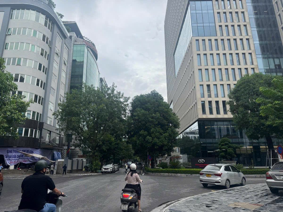 TÒA VĂN PHÒNG MẶT PHỐ VIP CẦU GIẤY - NGAY SÁT THÀNH ỦY - 150M2 - 9 TẦNG - MT 9M - GIÁ 170 TỶ - VỈA HÈ ĐÁ BÓNG -