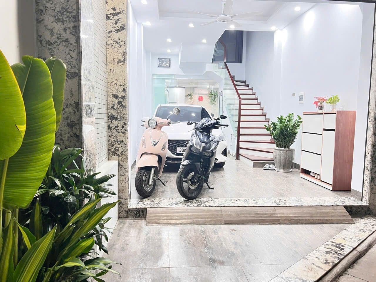 VIỆT HƯNG – NHÀ 5 TẦNG – GARA Ô TÔ – THIẾT KẾ HIỆN ĐẠI – THOÁNG SÁNG TUYỆT ĐỐI