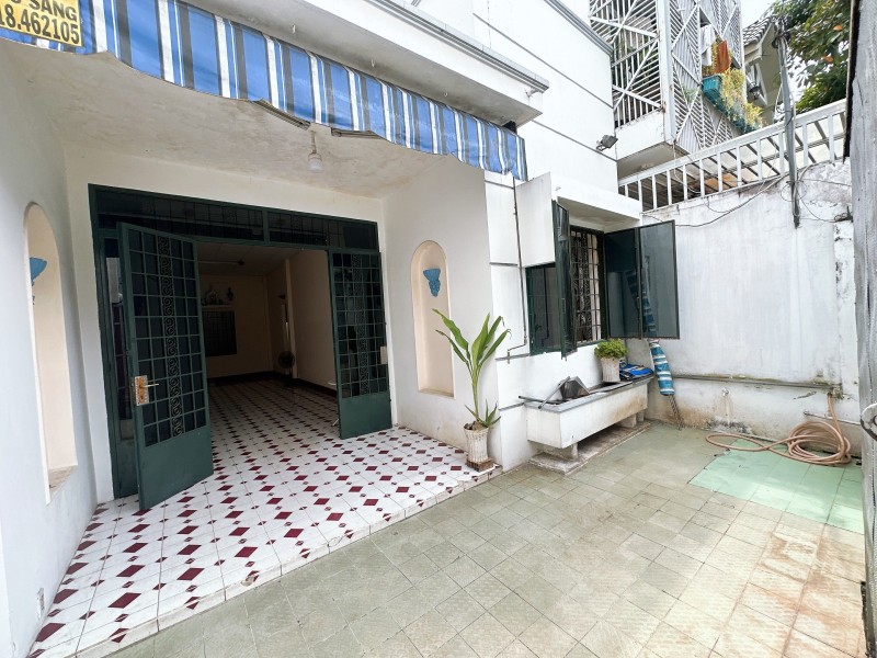 Bán nhà mặt phố Hiệp Phú, Q.9, TP HCM. DT 98m2, một trệt giá 6.9 tỷ, sổ hồng đầy đủ. Liên hệ 0933125879.