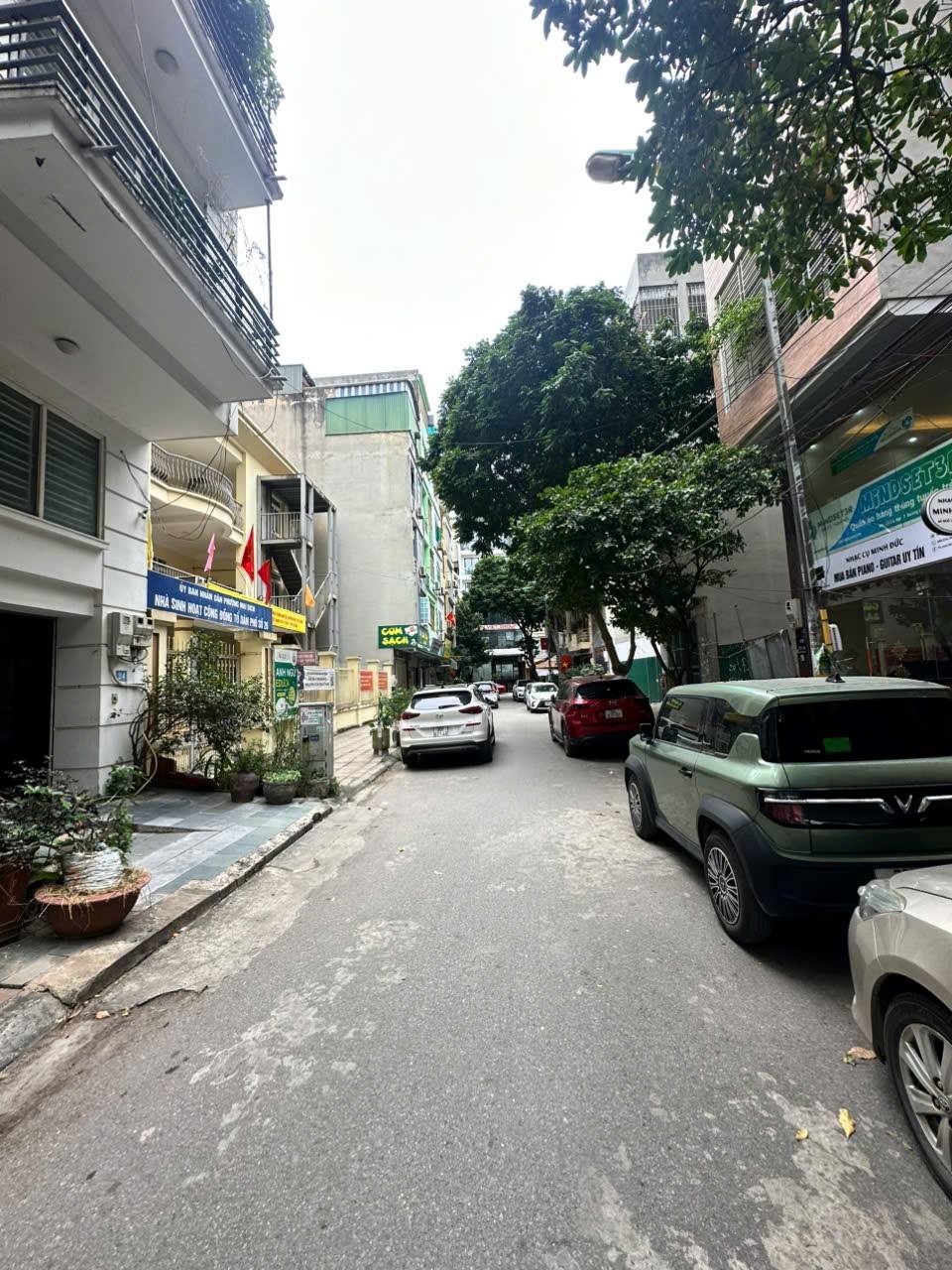 Bán nhanh 86m² đất phố Dương Khuê, mặt tiền 6m, vỉa hè rộng, xây tòa văn phòng, giá 36,7 tỷ.