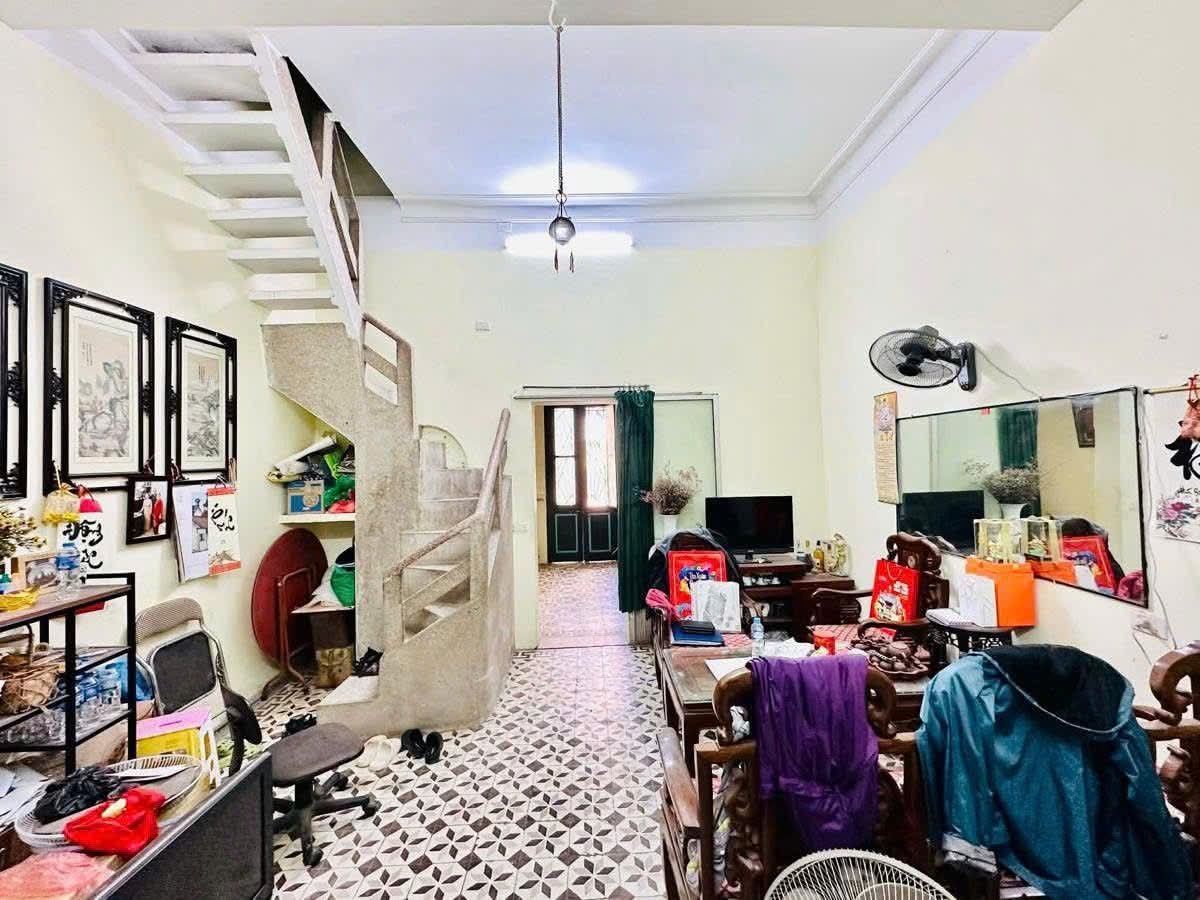 Căn nhà nằm trên mặt phố Phó Đức Chính – tuyến phố công chức Pháp danh tiếng, được ví như gạch nối hoàn hảo giữa Tây Hồ – Hoàn Kiếm – Ba Đình.