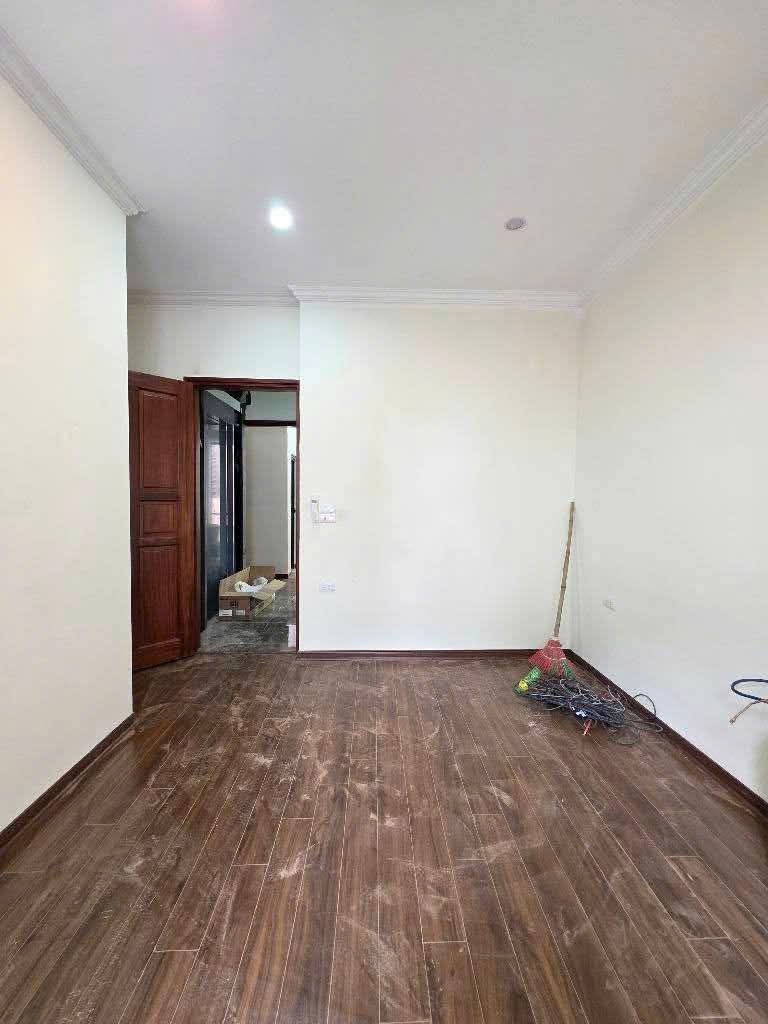 Bán nhà riêng đường Dương Quảng hàm 47m2 5 tầng mặt tiền 4.7 giá 22, 8tỷ