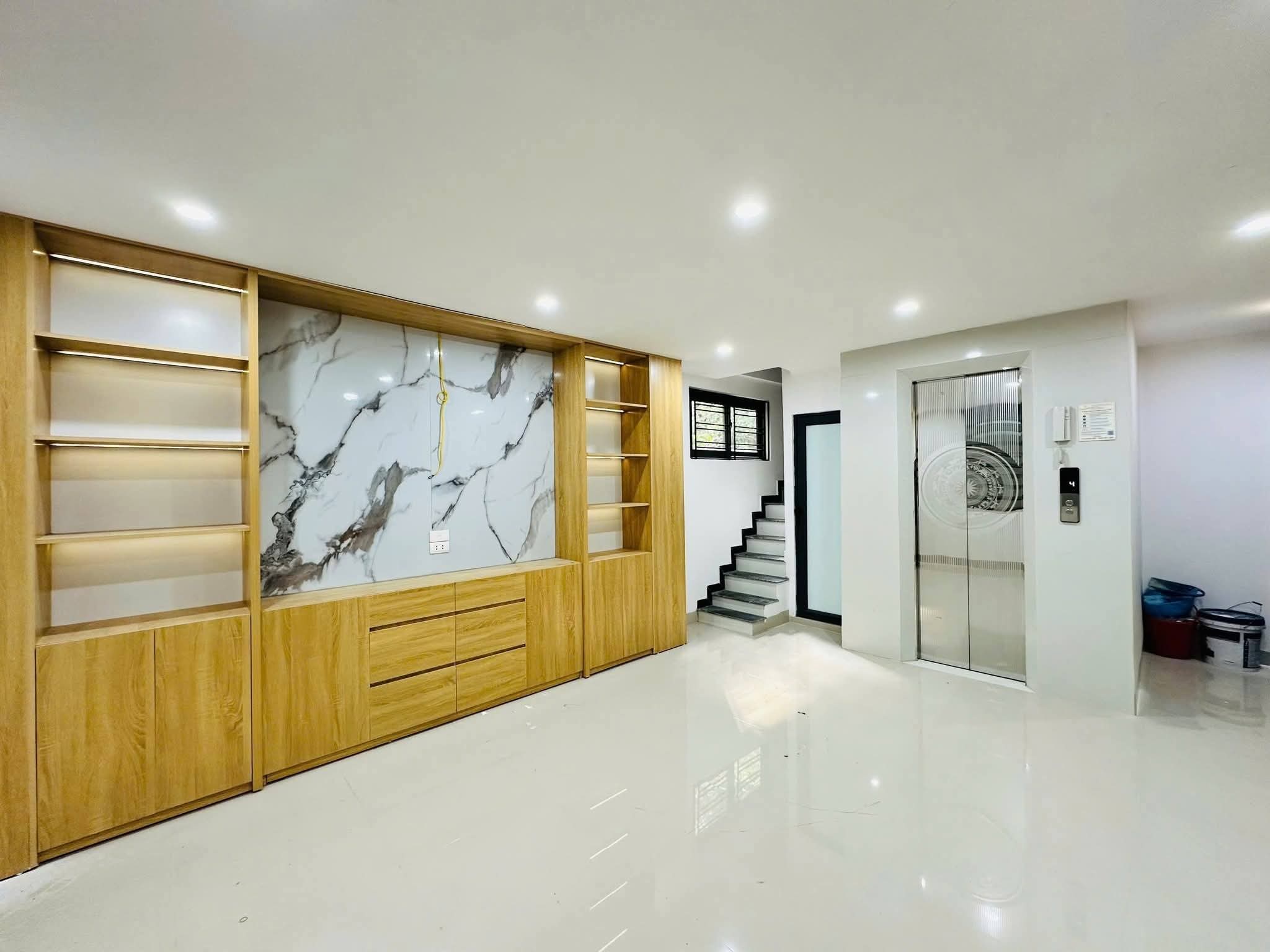 NHÀ ĐẸP LUNG LINH - BẢY TẦNG THANG MÁY - HAI NGÕ TRƯỚC SAU - TRUNG TÂM ĐỐNG ĐA - NỘI THẤT SANG XỊN