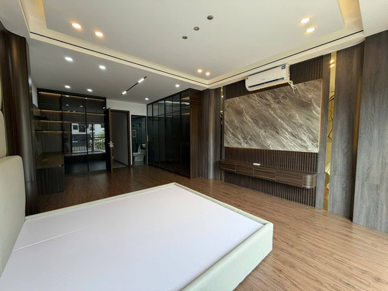 NHÀ ĐẸP- 5 TẦNG- 7 NGỦ- PHÂN LÔ- 2 THOÁNG- Ở NGAY- VỈA HÈ- GARA Ô TÔ- PHỐ ĐỖ QUANG.