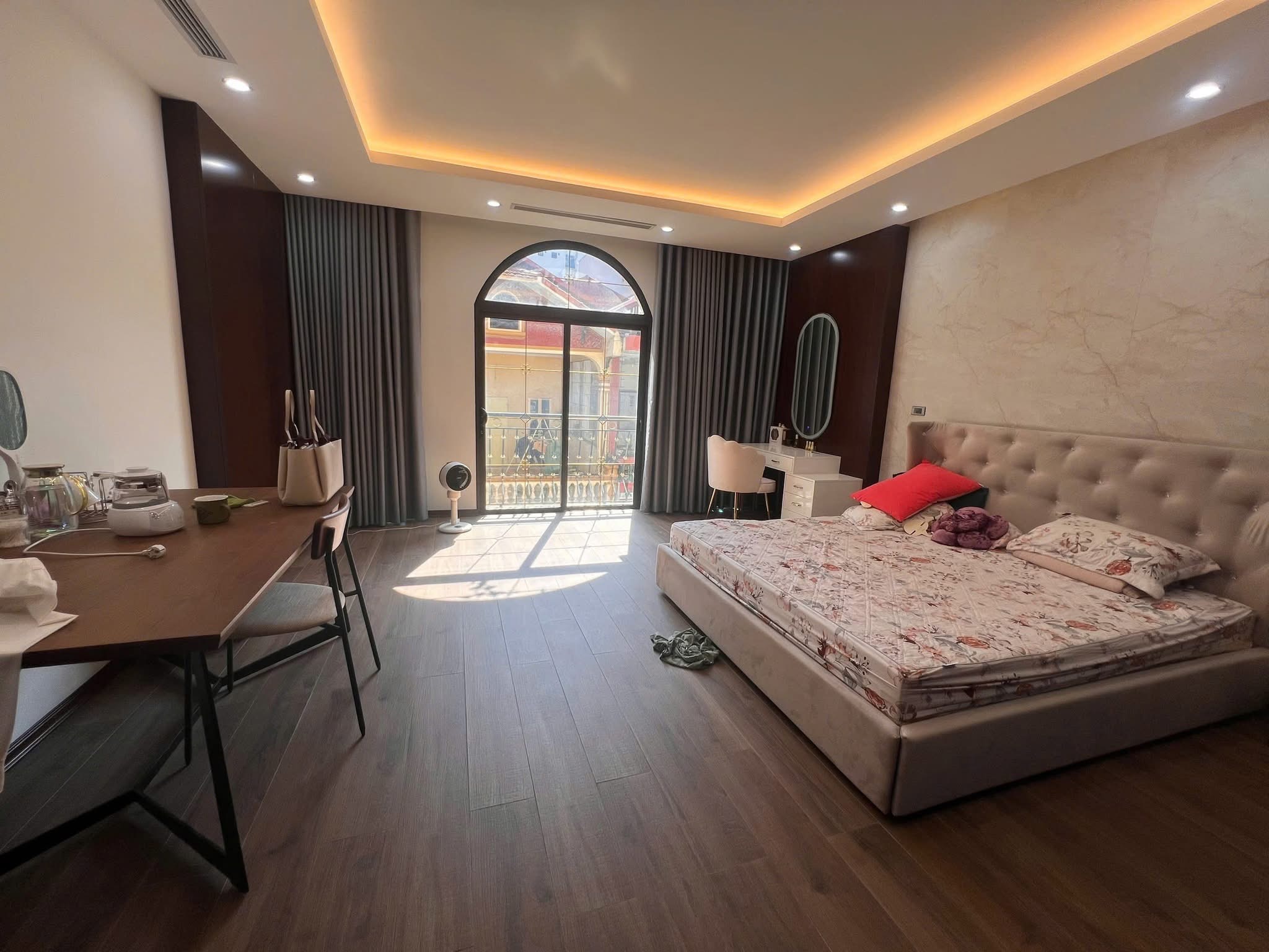 NHÀ PHÂN LÔ- PHỐ NGUYỄN THỊ ĐỊNH- VỊ TRÍ ĐẸP- MT TO- VỪA Ở VỪA KINH DOANH- VỈA HÈ- Ô TÔ TRÁNH.