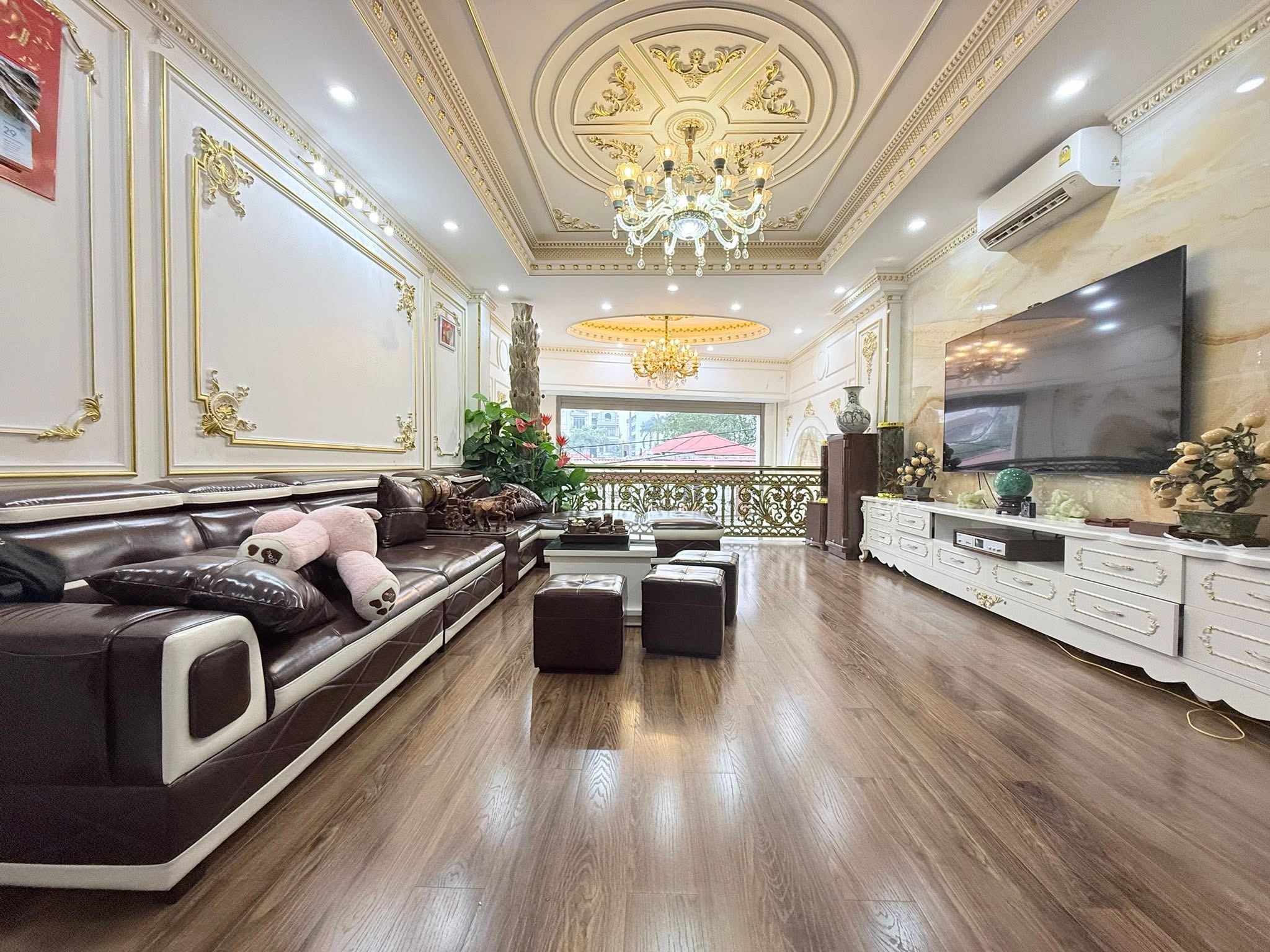 NHÀ HIẾM- PHÂN LÔ- PHỐ TRUNG KÍNH TO- Ở CỰC SƯỚNG- 2 THOÁNG- VỈA HÈ- NGÕ THÔNG- GARA Ô TÔ.