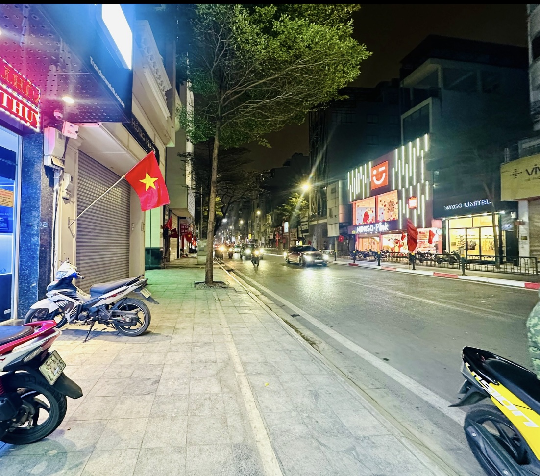 BÁN NHÀ MẶT PHỐ VIP TÔN ĐỨC THẮNG- GẦN VĂN MIẾU NHIỀU TIỆN ÍCH- VỈA HÈ RỘNG- KINH DOANH VÔ ĐỐI