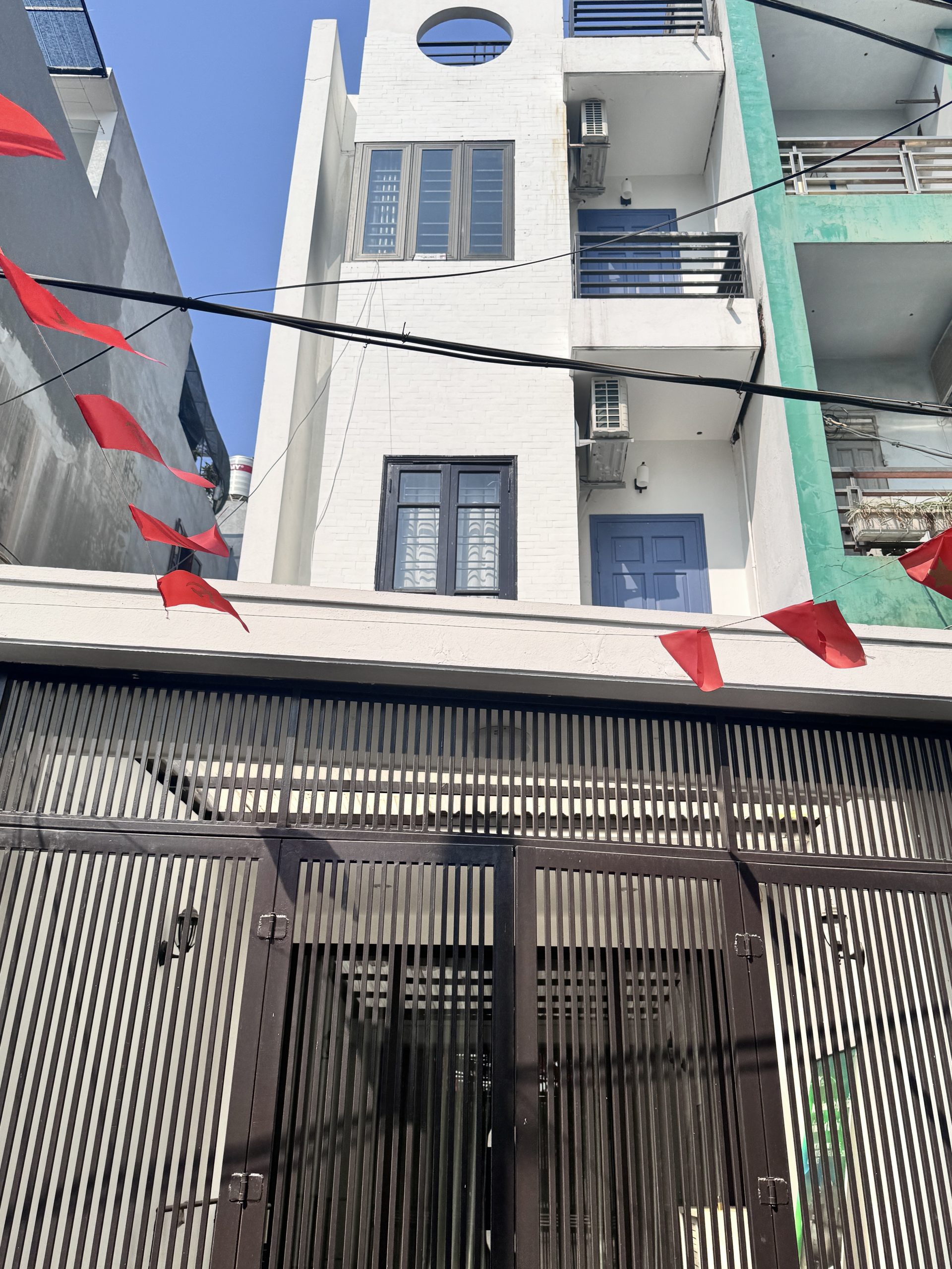 NHÀ ĐẸP Ô CÁCH - LONG BIÊN -FULL NỘI THẤT - GARA OTO - DÒNG TIỀN 16 TRIỆU/TH - GIÁ CHỈ 181 TRIỆU/M