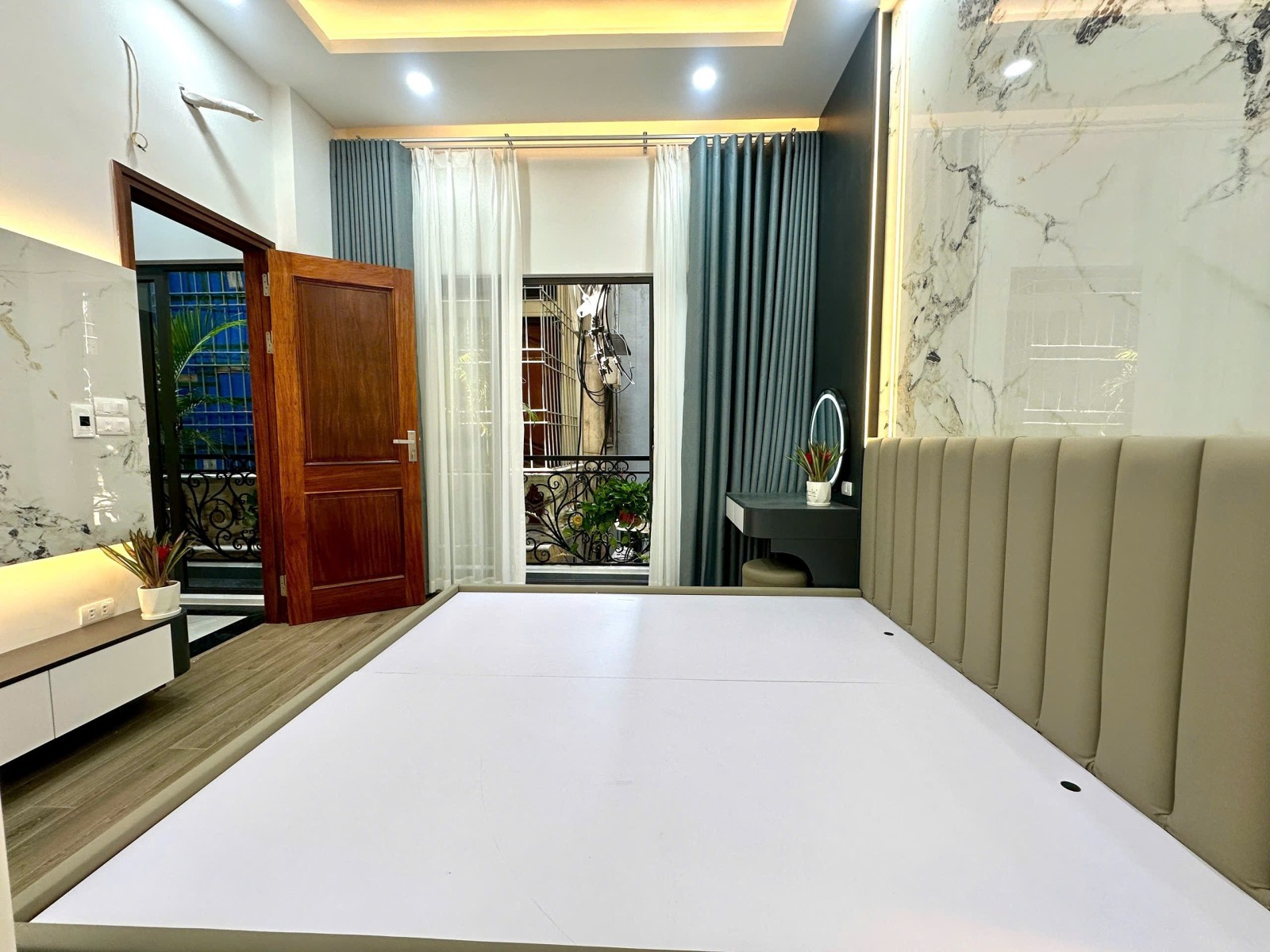 Ô TÔ ĐỖ CỬA - 2 THOÁNG TRƯỚC SAU - BÃI XE NGAY ĐẦU NGÕ - NỘI THẤT ĐẸP