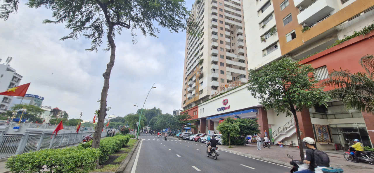 Bán nhà 3 tầng, khu công chức, hẻm xe hơi tránh, Sát mặt tiền Trường Sa. 73m², sổ riêng, ngang 4,5m.