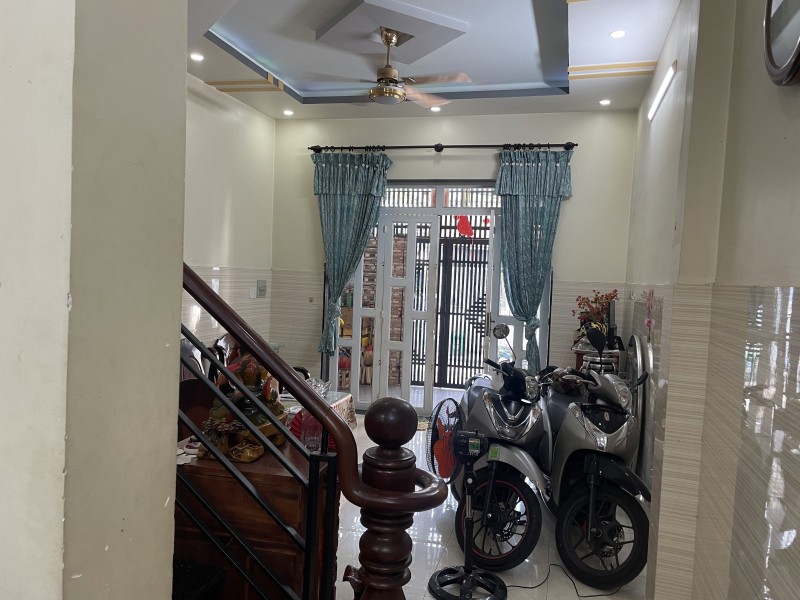 Bán nhà 3 tầng đường Lê Thị Hoa, Bình Chiểu, Thủ Đức. DT 71m2, sổ hồng, giá 5,8 tỷ. Liên hệ: 0933125879.