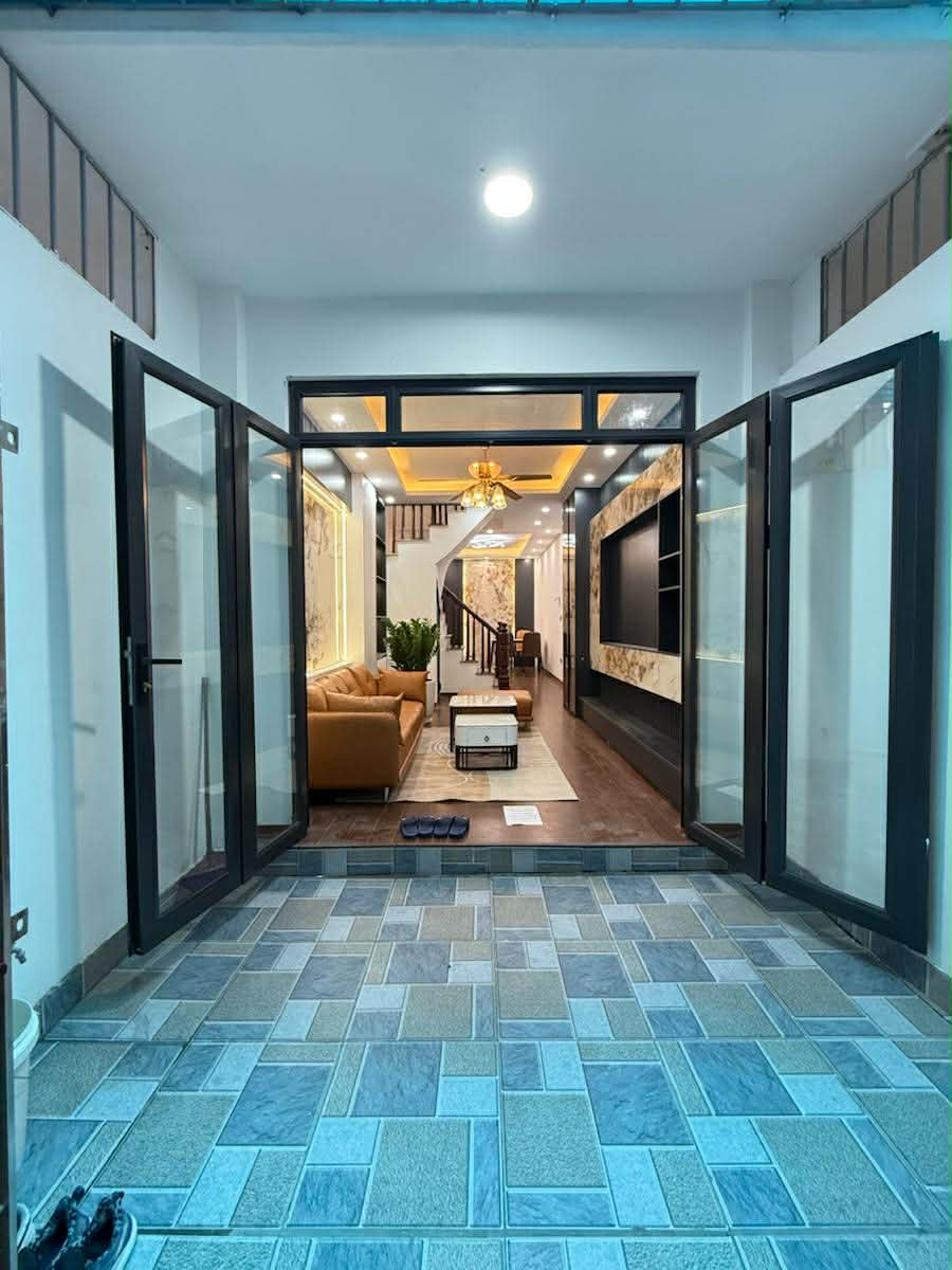 NHÀ ĐẸP 5 TẦNG Ở NGAY, GẦN PHỐ VŨ ĐỨC UY,NGÕ THÔNG, Ô TÔ NHỎ ĐỖ CỬA,GẦN Ô TÔ TRÁNH, KINH DOANH, FULL NỘI THẤT