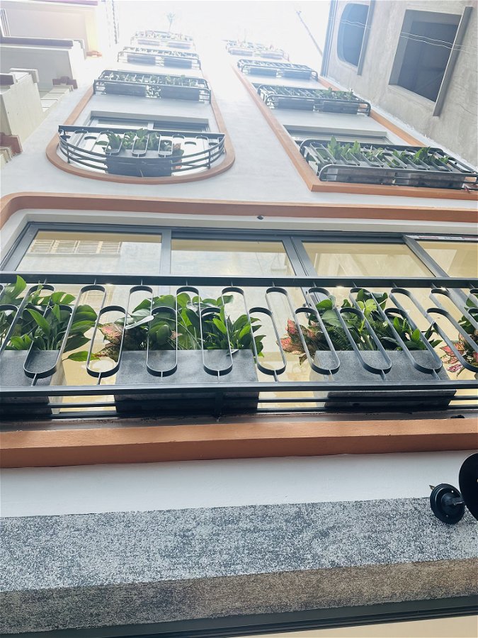 Bán căn hộ dịch vụ, đường Liễu Giai, gần phố, ô tô đỗ tránh, 106m 2, mặt tiền 6m, 9 tầng đẹp, hiện đại.