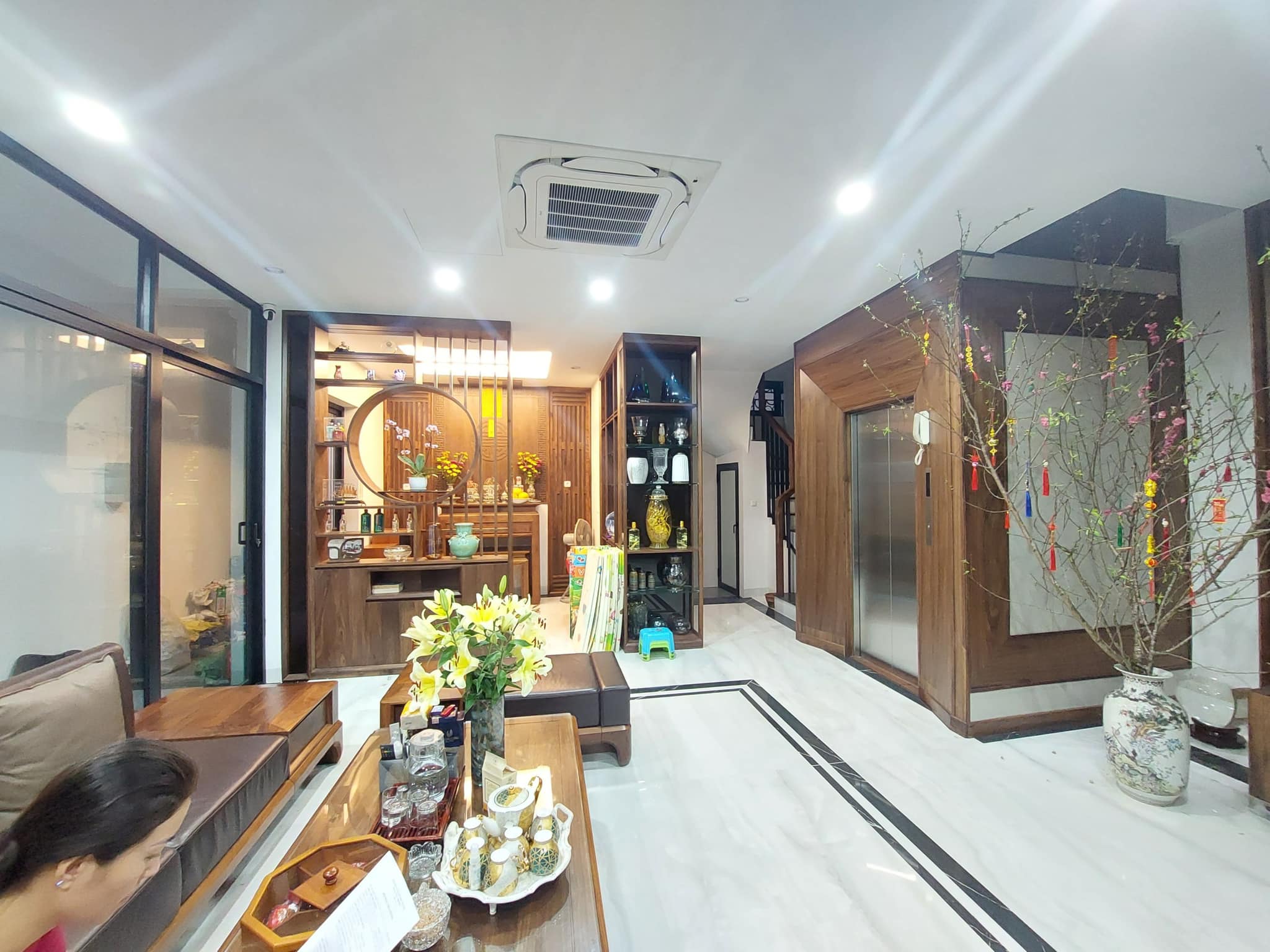 Bán nhà mặt phố Hàng Giấy, quận Hoàn Kiếm, vị trí đắc địa, 156m2, mặt tiền 6m, 8 tầng đẹp, hiện đại.