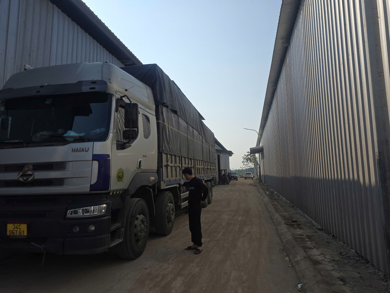 Cho thuê kho Quỳnh Đô, 500m2 30 tấn đỗ cửa điện 3 pha, 80.000đ/m2.