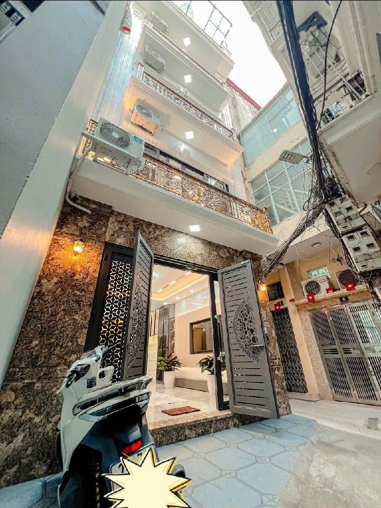 Siêu phẩm trần khát chân bán nhà 6 tầng thang máy long lanh lô góc hai bà trưng