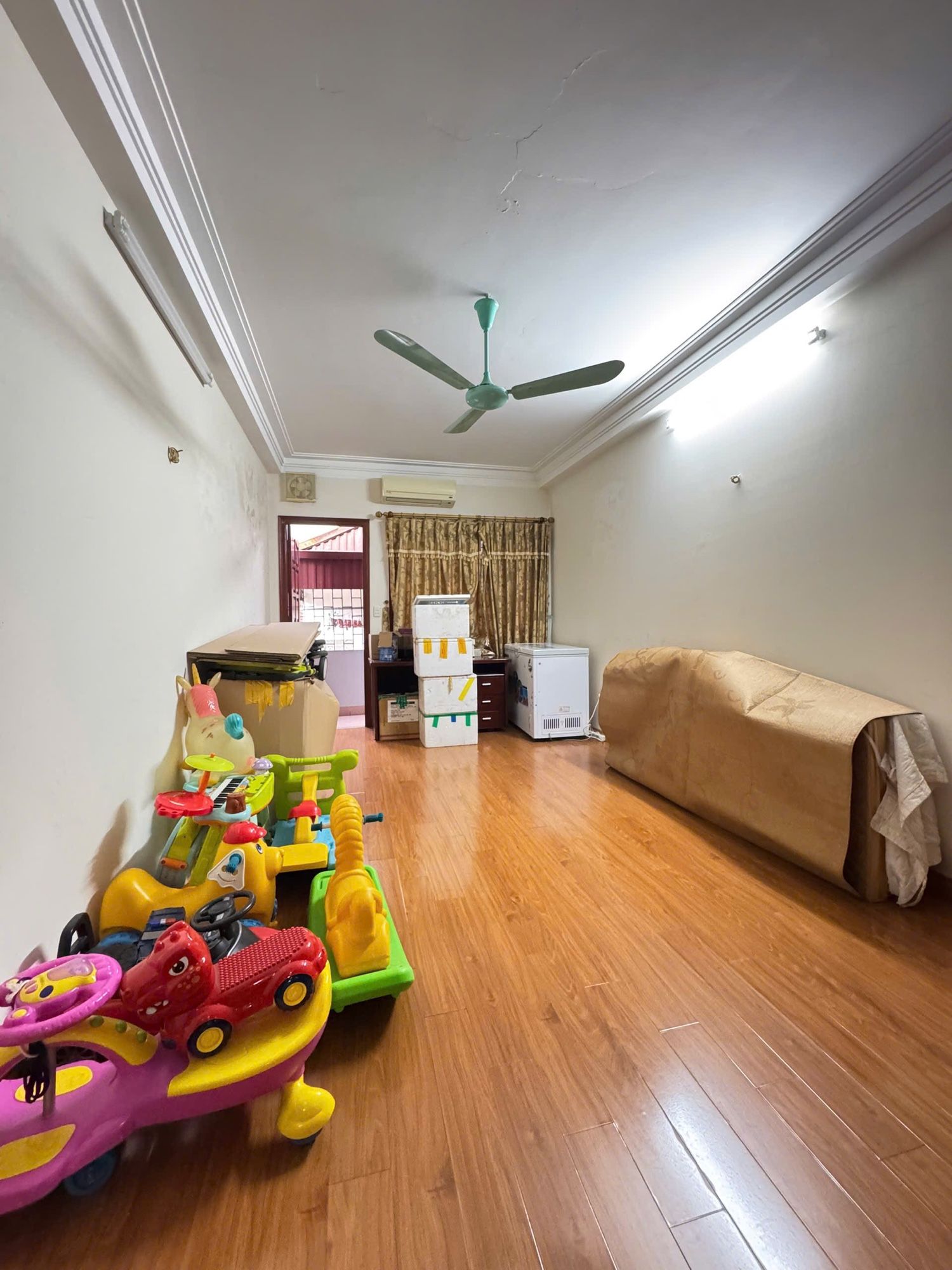 NHÀ DÂN XÂY KHUNG CỘT CHẮC CHẮN - GẦN PHỐ - VỊ TRÍ ĐẸP - SỔ ĐỎ CẤT KÉT SẴN SÀNG GIAO DỊCH. DT32M*5TẦNG MT4M GIA 10.7TY ...