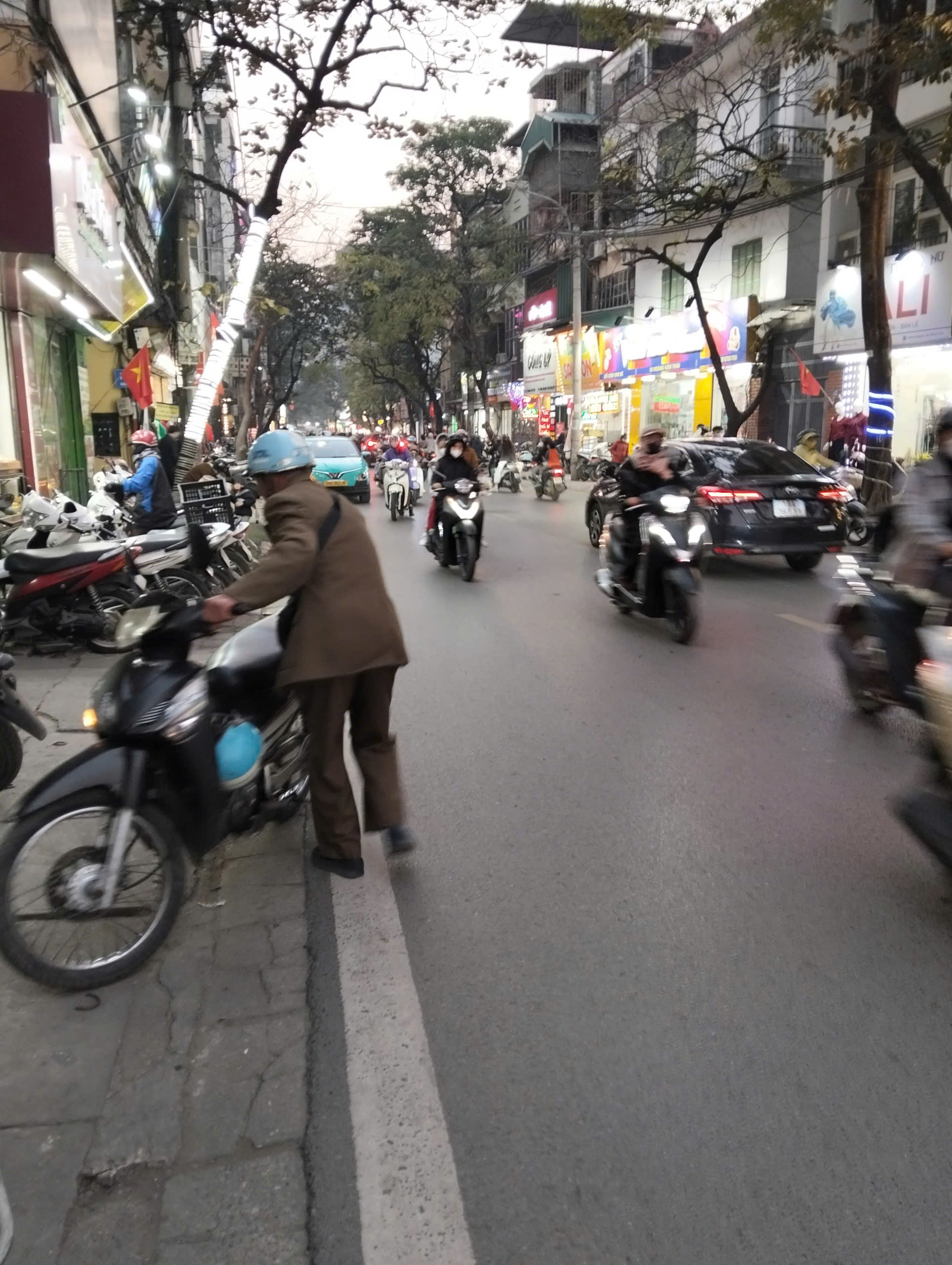 Bán nhà mặt phố Hoàng Văn Thái – 74m² – 2 mặt tiền trước sau – vỉa hè – giá 31.5 tỷ