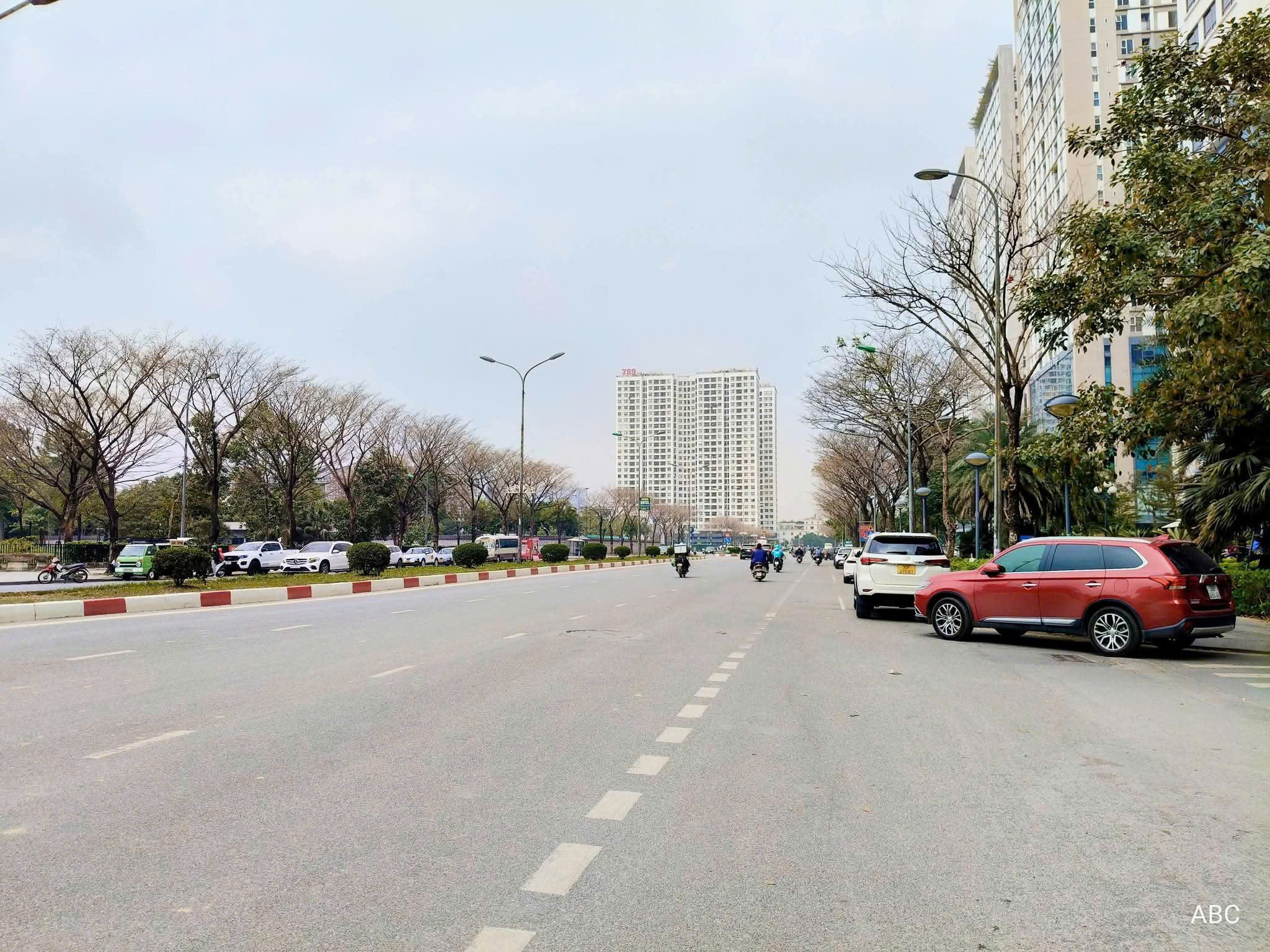 BÁN CĂN HỘ NGOẠI GIAO ĐOÀN 130M. GIÁ 15.6 TỶ – 3 NGỦ – VIEW CÔNG VIÊN – FULL NỘI THẤT.