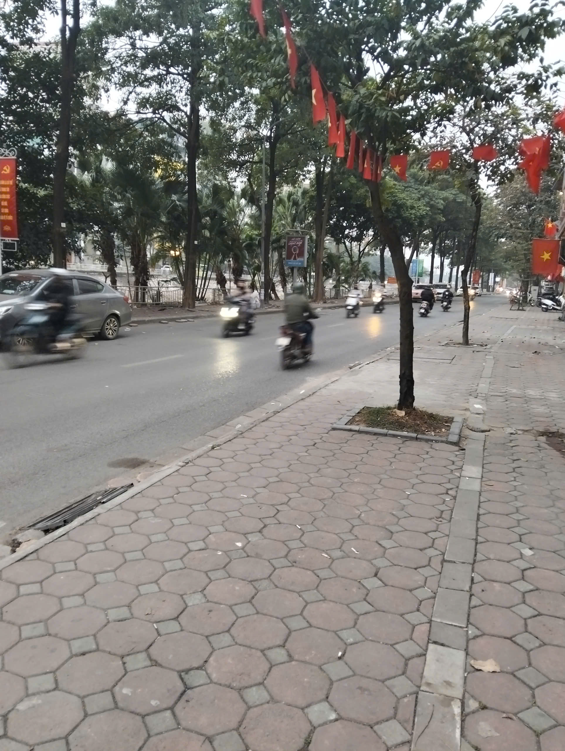 Bán Nhà Mặt Phố Khương Đình 133m x C4 MT 7.6m View Sông Vỉa Hè Giá Chào 74 TỶ
