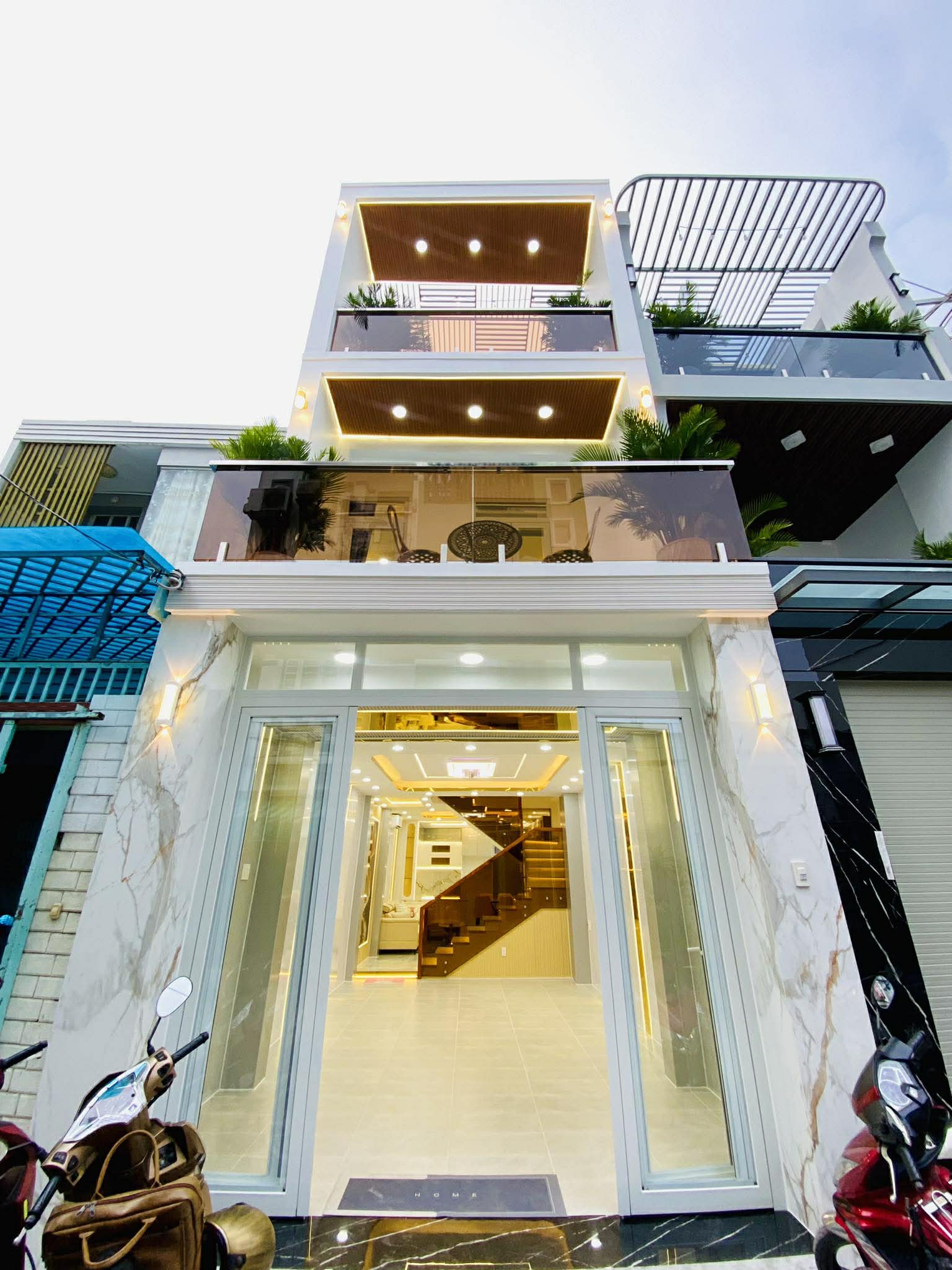 Cần bán nhà phố 1 trệt 2 lầu có sân thượng vừa hoàn thiện giá rẻ