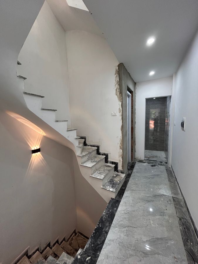 Bán Nhà Nguyễn Ngọc Vũ. Cầu Giấy. 6 Tầng Thang Máy. DT 45m2. MT 4.5m. Giá 15.9 Tỷ