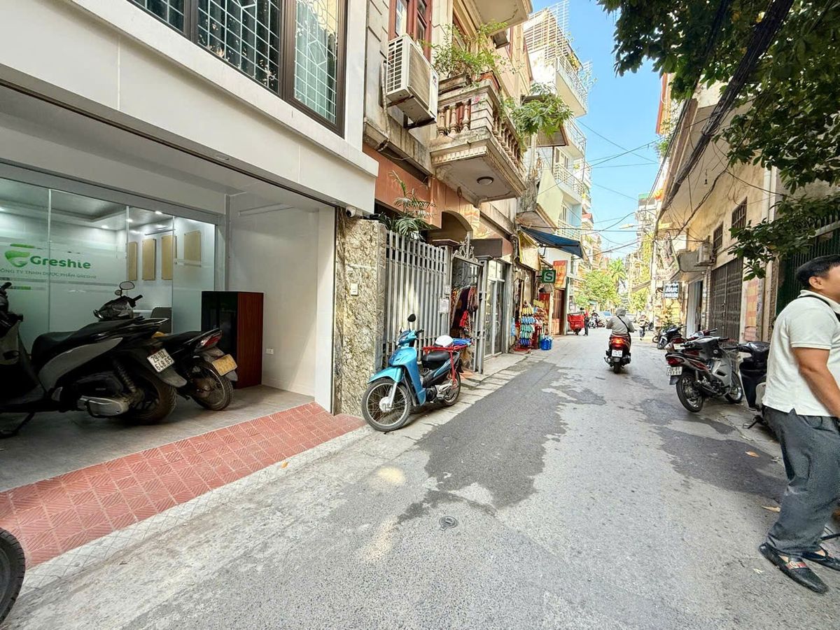 Bán Nhà Lạc Long Quân. Cầu Giấy. Ô Tô. DT 51m2. MT 5.1m. 5 Tầng. Giá 15.1 Tỷ