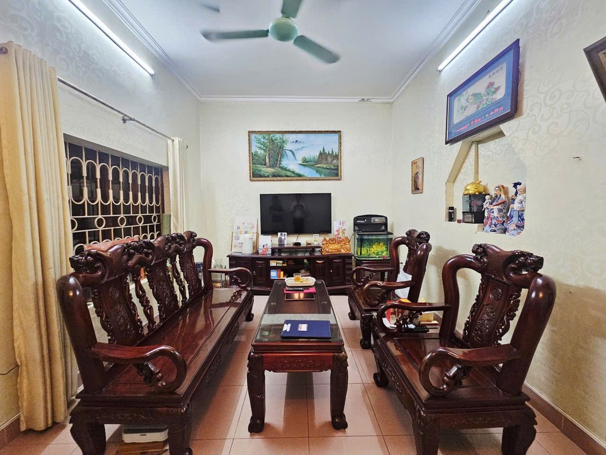 Bán nhà phố Hoàng Văn Thái 66m² MT 5m – Cách ngõ ô tô 5m – Sân rộng Giá 17.5 Tỷ