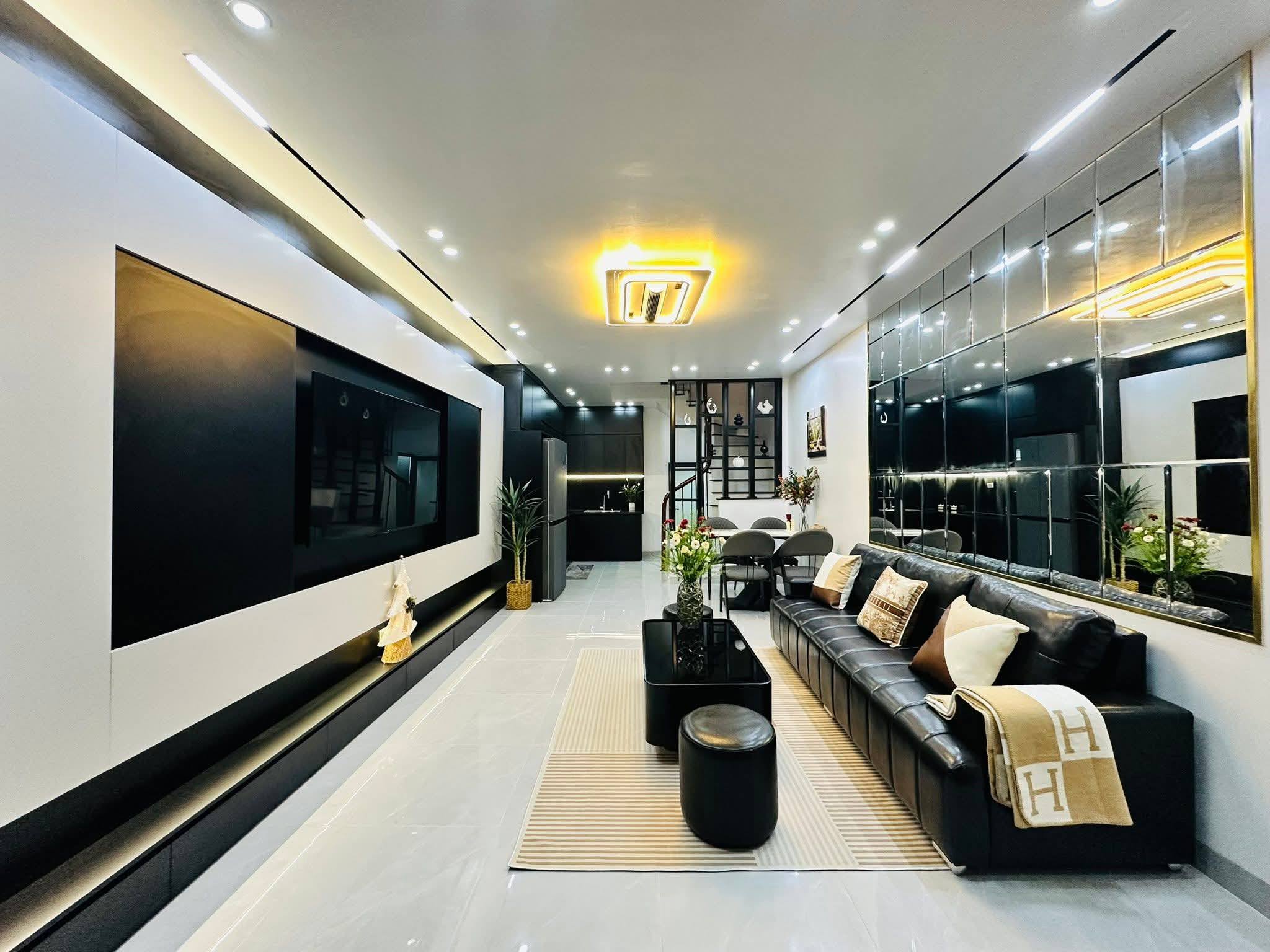 Phố Cự Lộc/Thanh Xuân-35m*5 tầng*4m mặt tiền-Ngõ thông-Cạnh RoyalCyti- 10,9 tỷ