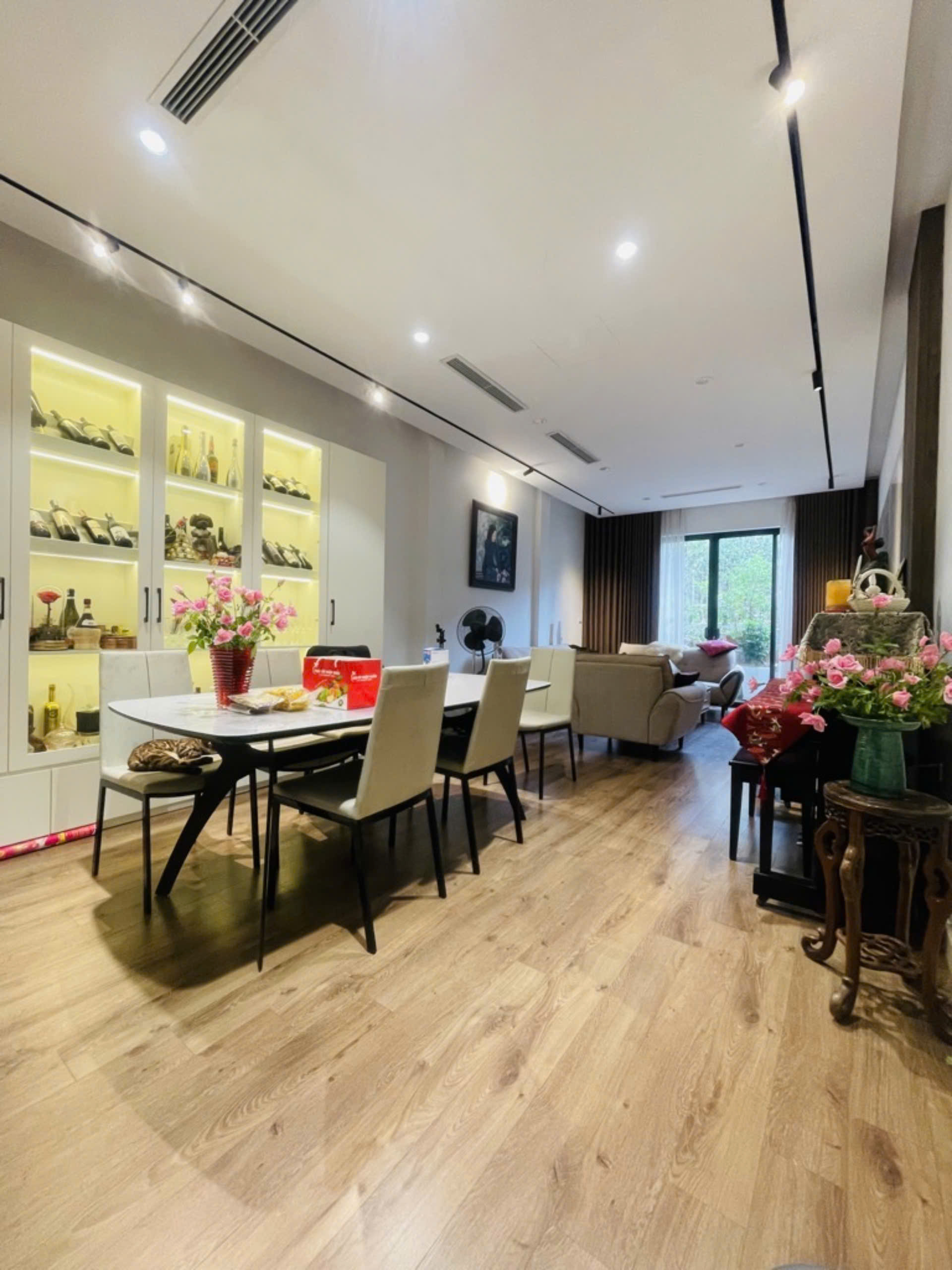 Giá tốt khu vực, bán nhà Quần Ngựa Văn Cao, ô tô tránh, 80m, 5 tầng