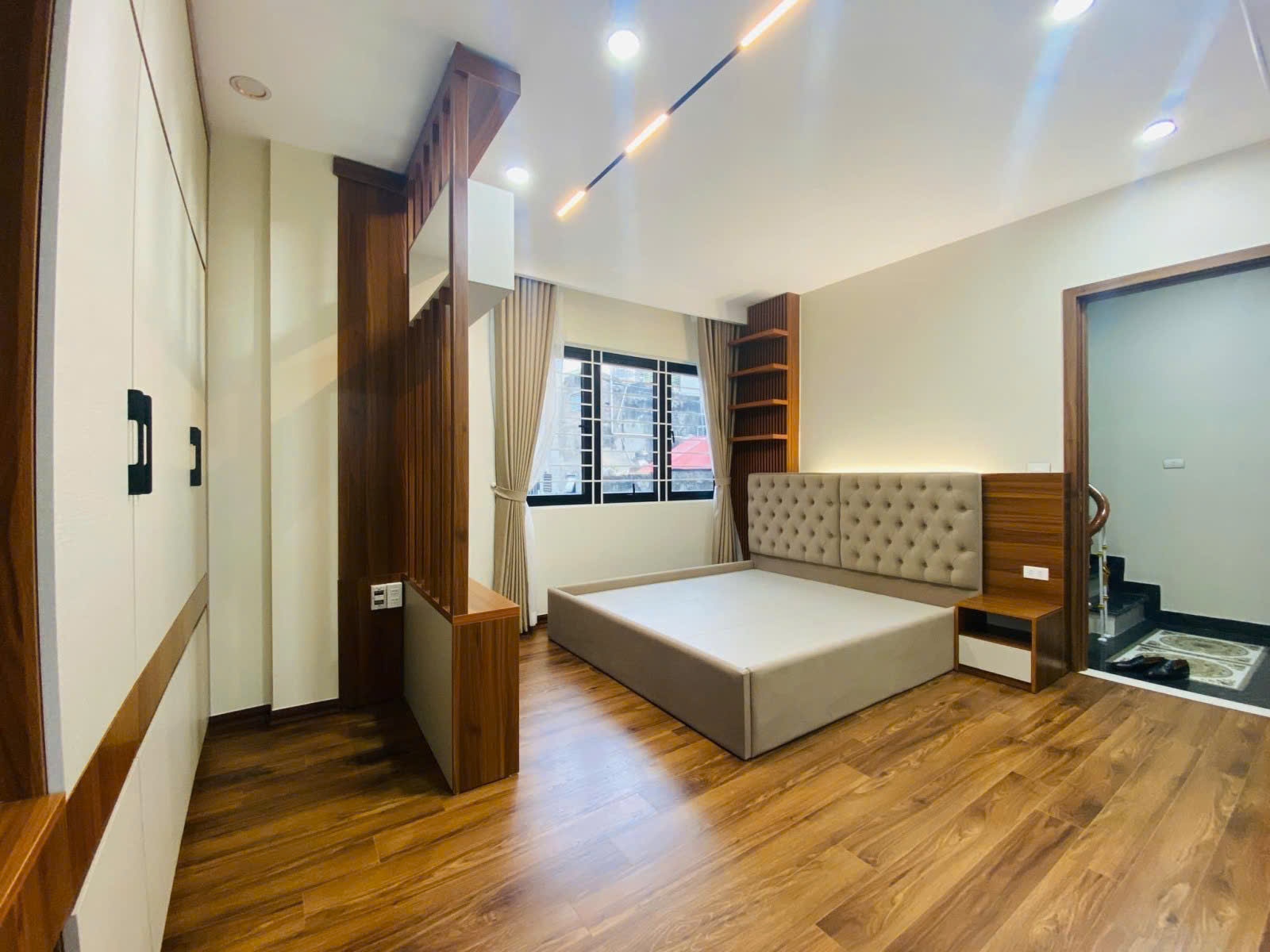 Căn Hộ Dịch Vụ Nguyễn Đình Hoàn – 7 Tầng Thang Máy – 11 Phòng – Doanh Thu Gần 1 Tỷ/Năm kh 0975124520