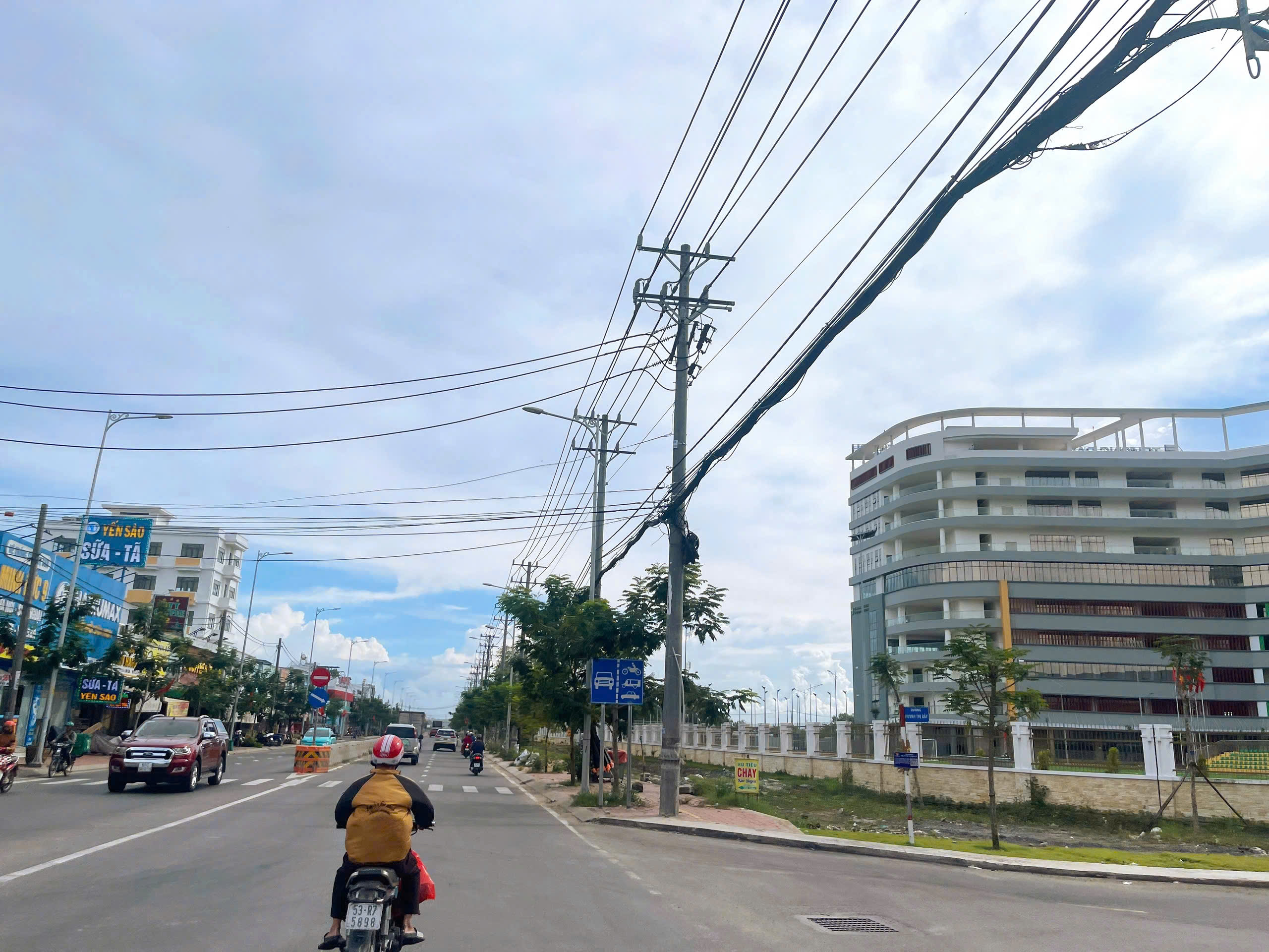 BÁN 131M2 NHÀ CẤP 4 MT NGUYỄN CỬU PHÚ GẦN ĐH PHẠM NGỌC THẠCH