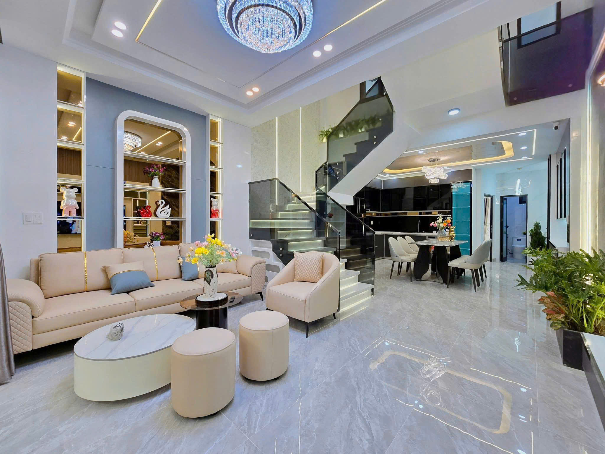 BÁN NHÀ NGỌC THUỴ LONG BIÊN,30M OTO TRÁNH,NGÕ THÔNG,ĐẸP LONG LANH 50M