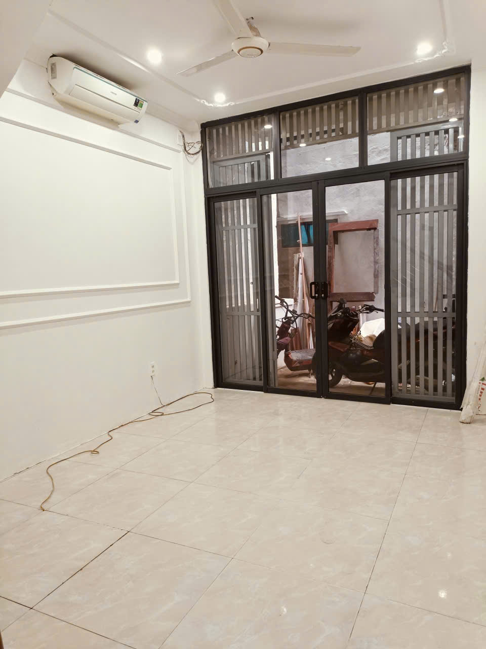 Căn nhà gần 40m2, nhiều phòng ngủ, gần ô tô, đối diện sân bóng Đa Sỹ. Nhỉnh 6 tỷ