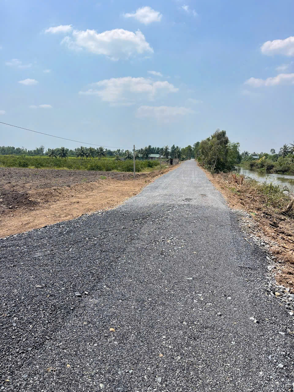 Bán đất thổ cư đường đá xanh 9m xã Tân Thành , Thủ Thừa dt 589m2 giá 2,15 tỷ