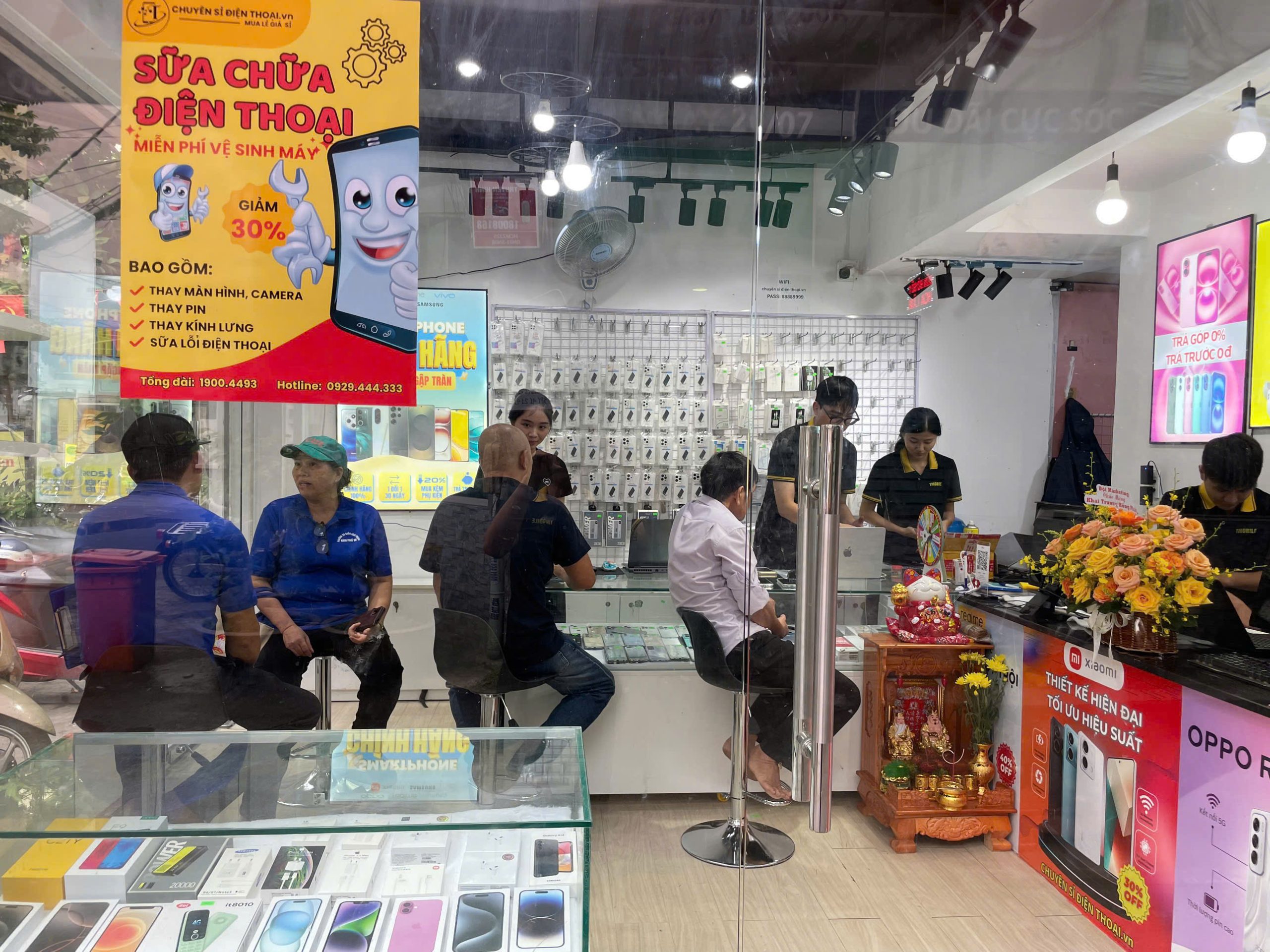 Do không người quản lý nên cần sang nhượng lại 1 chi nhánh cửa hàng điện thoại đang hoạt động kinh doanh