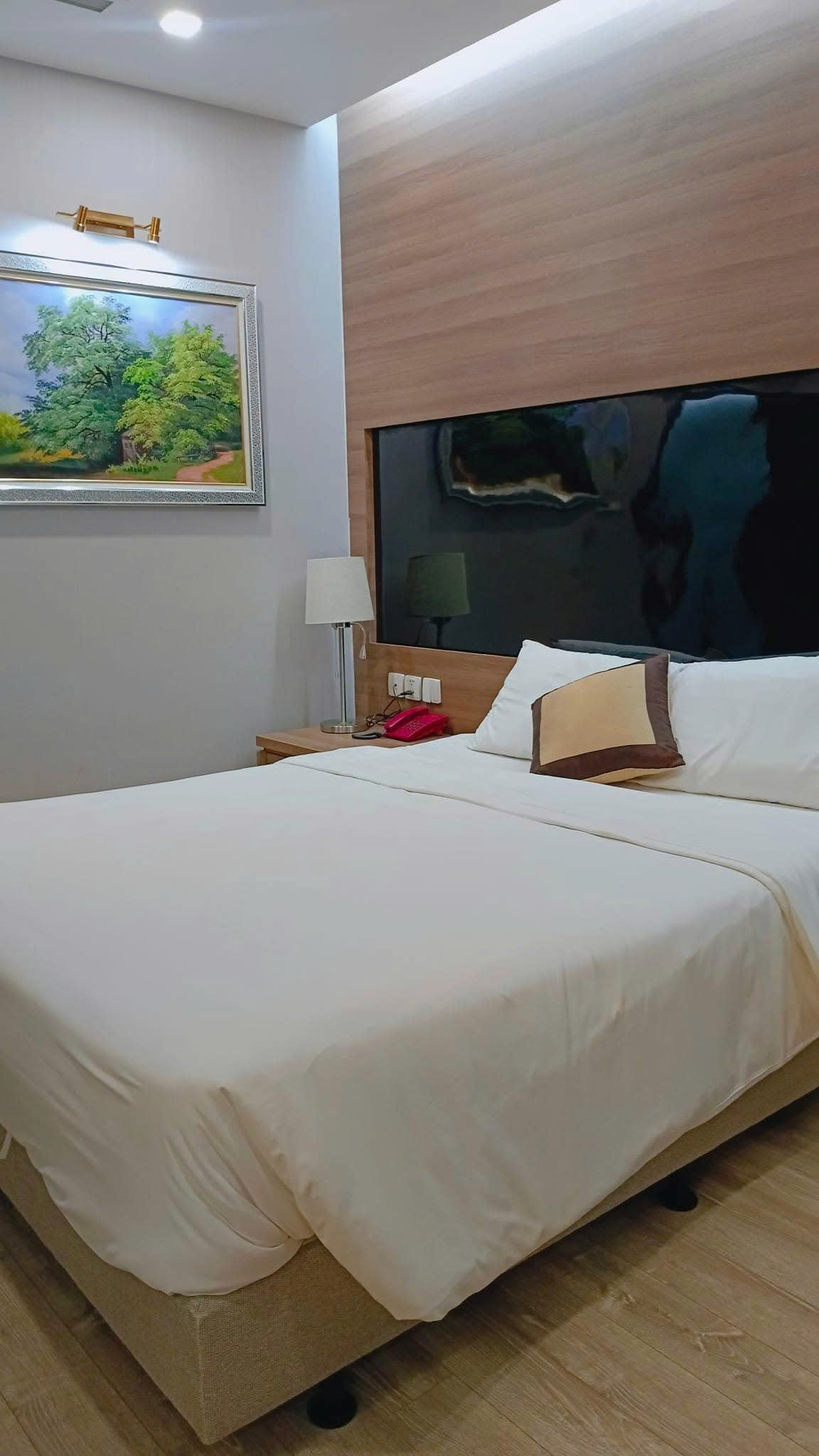 Bán khách sạn mặt phố Hàng Buồm, 80m2, 5 tầng, mặt tiền 5.4m, 77.8 tỷ, cho thuê 120tr/tháng