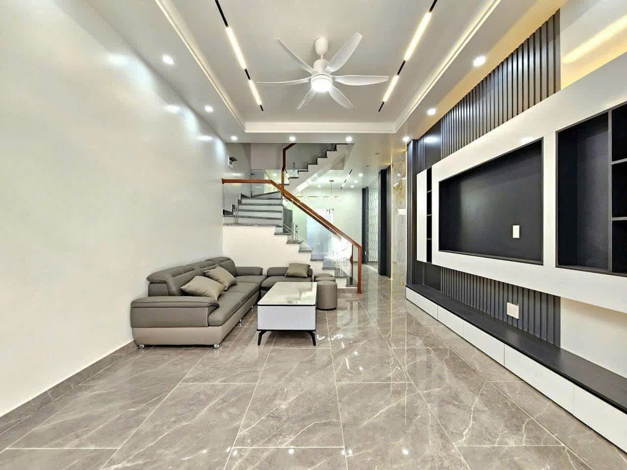 BÁN NHÀ NGUYỄN VĂN CỪ LONG BIÊN,OTO ĐỖ CỬA, NGÕ THÔNG,FULL NỘI THÁT 45M NHỈNH 9 TỶ