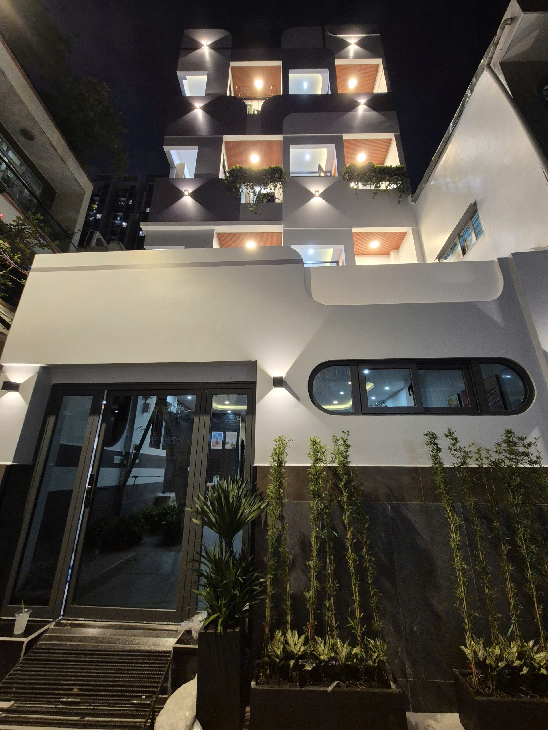 BÁN TÒA NHÀ CHDV THU NHẬP 1.4 TỶ/ Năm GÓC 3 MẶT TIỀN – 14 CĂN HỘ – THANG MÁY – TRUNG TÂM QUẬN 10 GIÁ GIẢM 30 TỶ