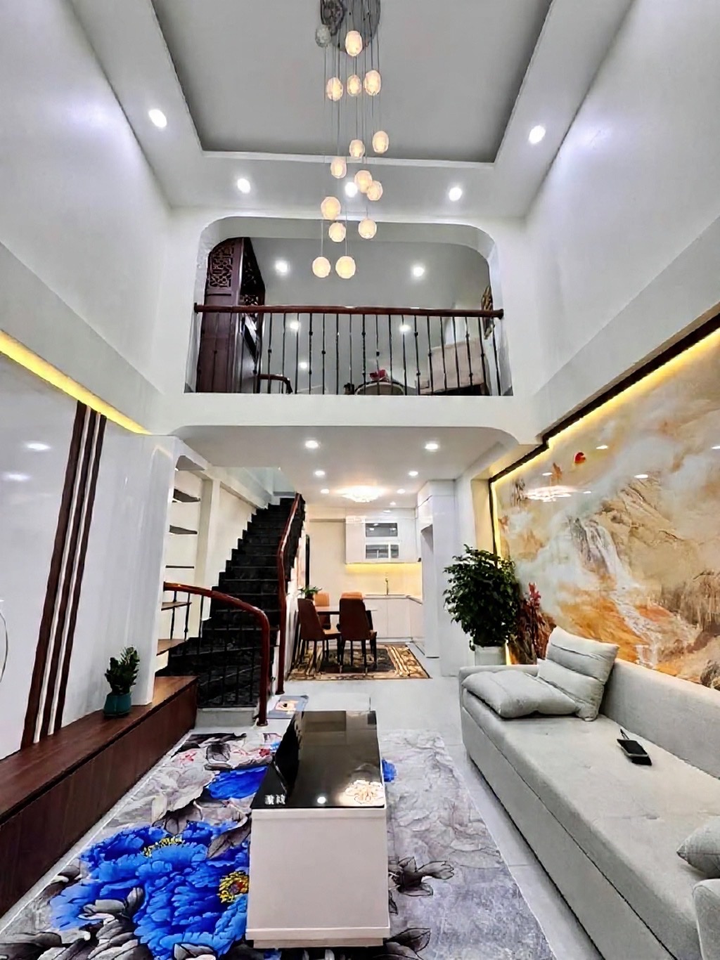 lạc long quân 40m x5 tầng 9,8 tỷ ô tô tránh 50m,ngõ thông ba gác đua,full nội thất