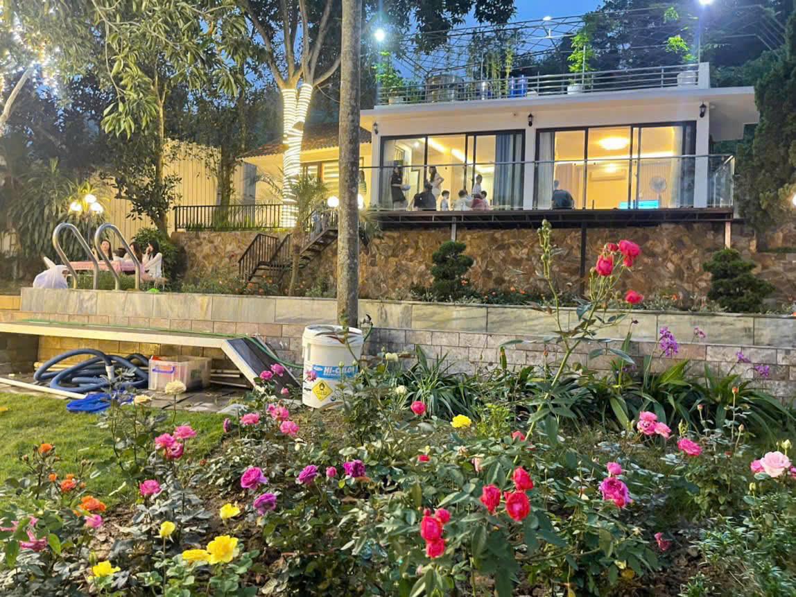 Chính chủ cần bán khu nghỉ dưỡng/ nhà hàng gần 2000m2 bám suối đang khai thác tại Lương Sơn Hòa Bình