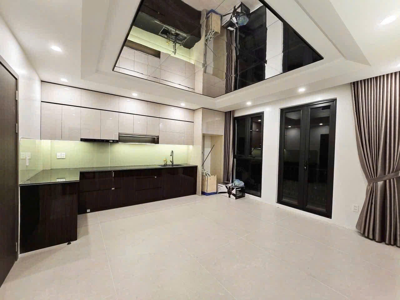 BÁN NHÀ NGỌC THUỴ,50M OTO TRÁNH,PHÂN LÔ, THANG MÁY,40M NHỈNH 9 TỶ TL